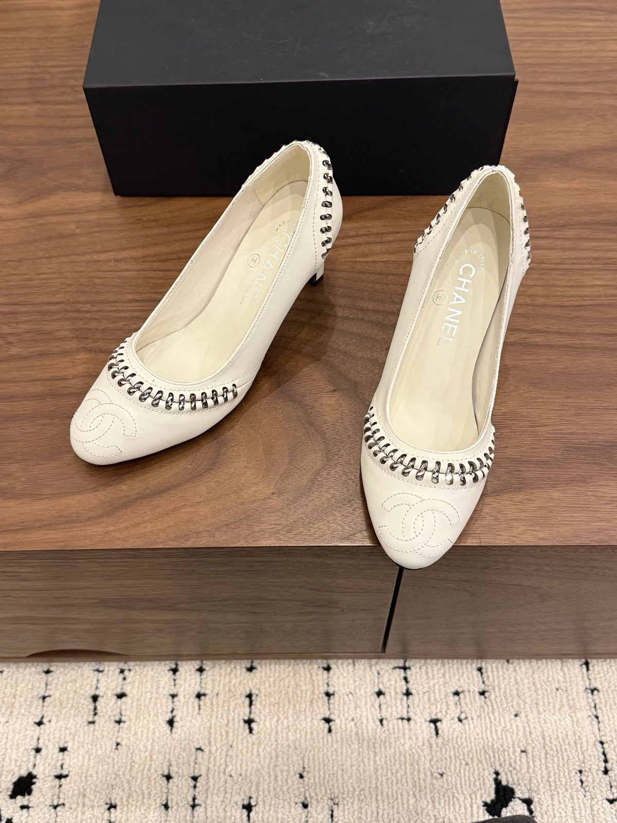 CC 2026 Pumps Braided Chain White Calfskin 676202