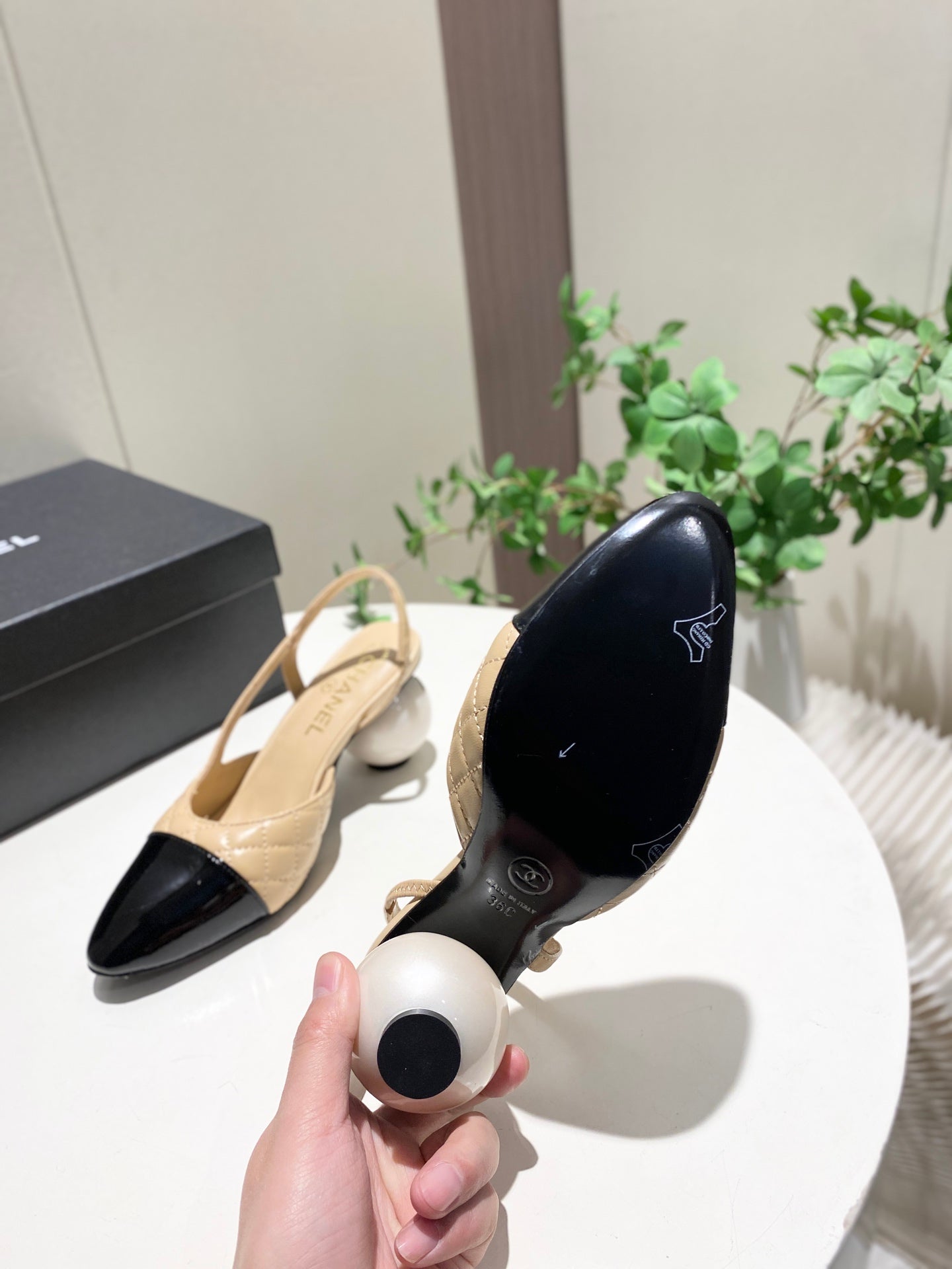 CC 26P Slingback Pearl-Shaped Heel 7cm Beige Black Quited Leather 767266