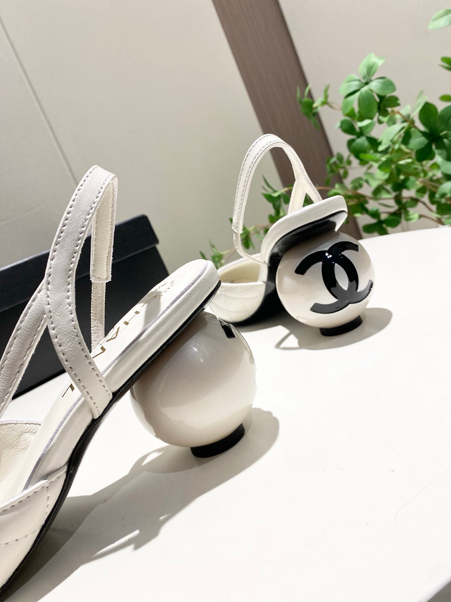 CC 26P Slingback Pearl-Shaped Heel 7cm White Black Quited Leather 767267