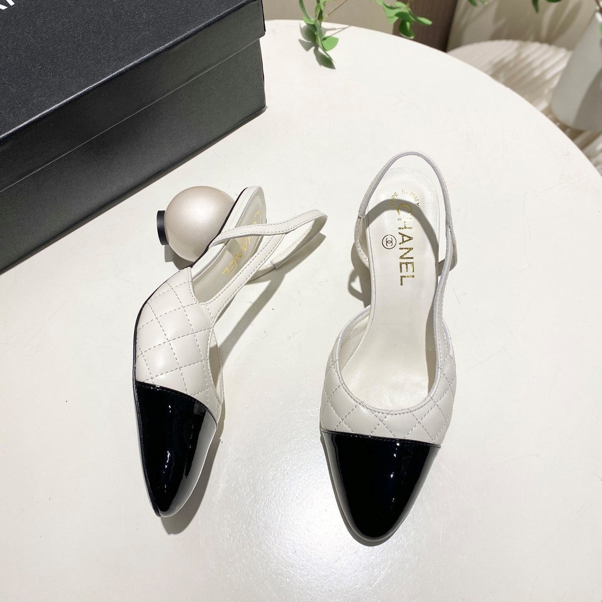 CC 26P Slingback Pearl-Shaped Heel 7cm White Black Quited Leather 767267