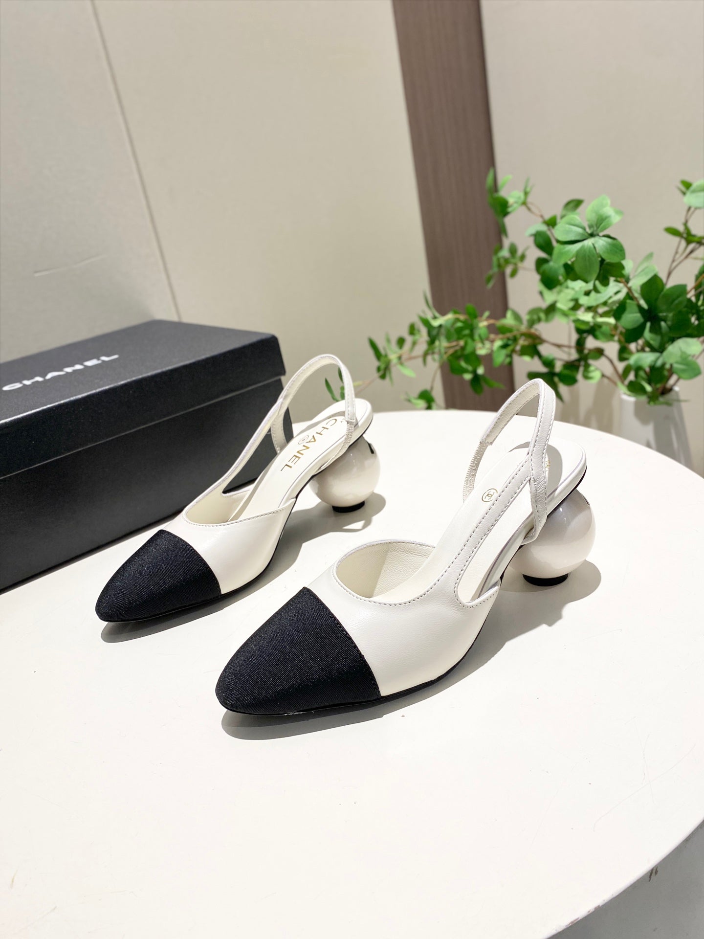 CC 26P Slingback Pearl-Shaped Heel 7cm Black White Leather 767269