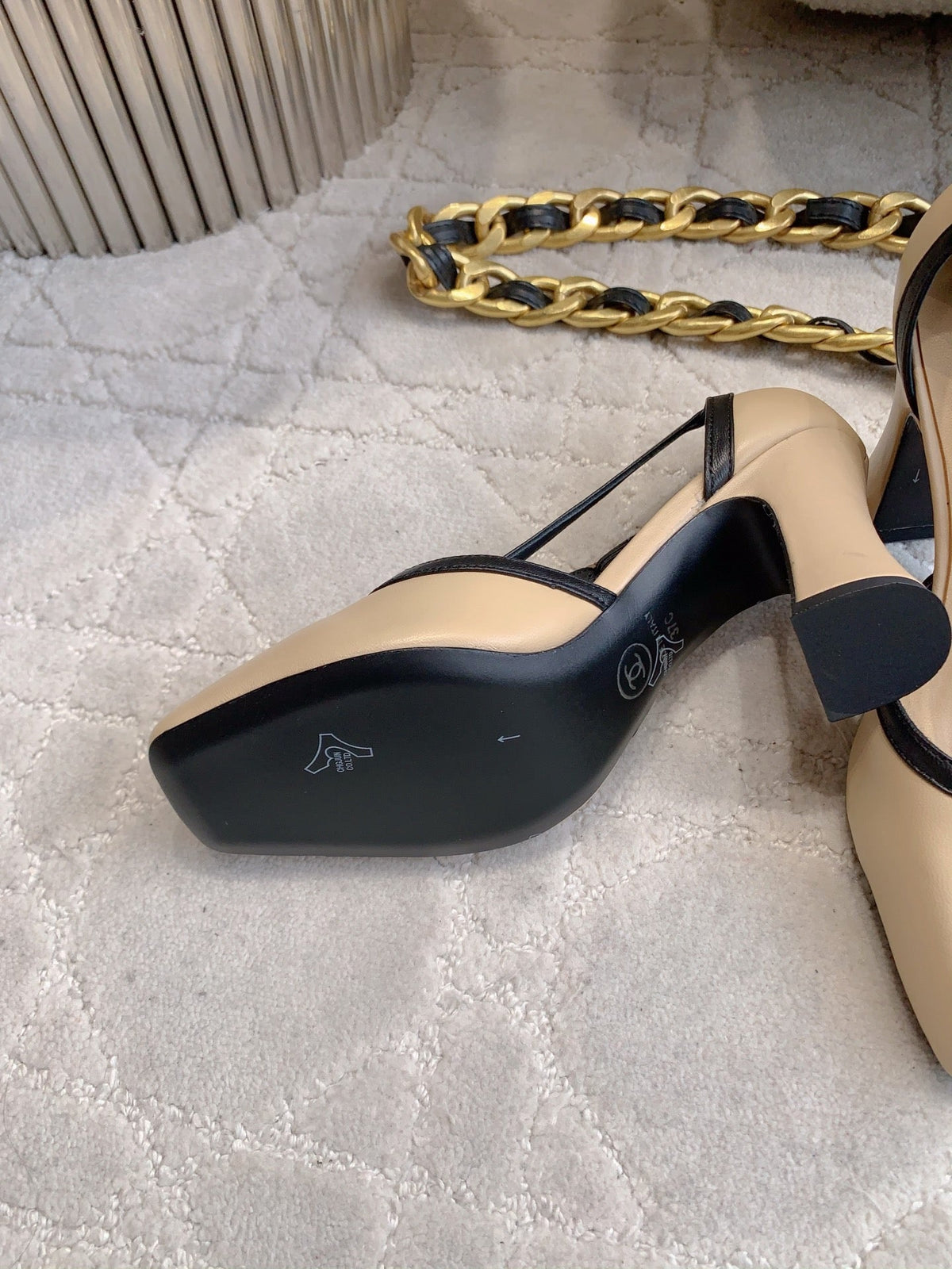 CC FW26 Square Cap Toe Slingback 8.5cm Black Beige Patent Leather 723689