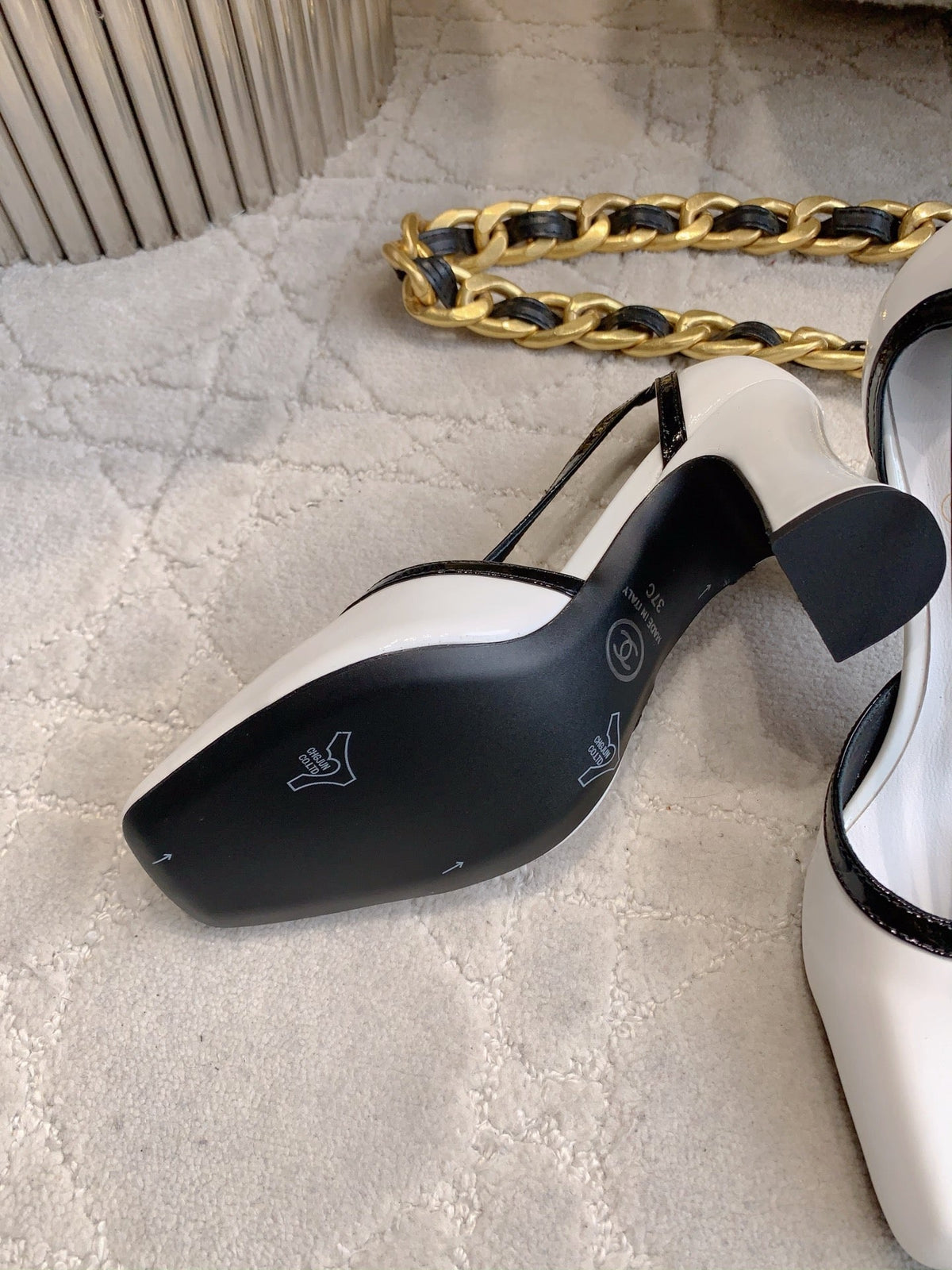 CC FW26 Square Cap Toe Slingback 8.5cm Black White Patent Leather 723690