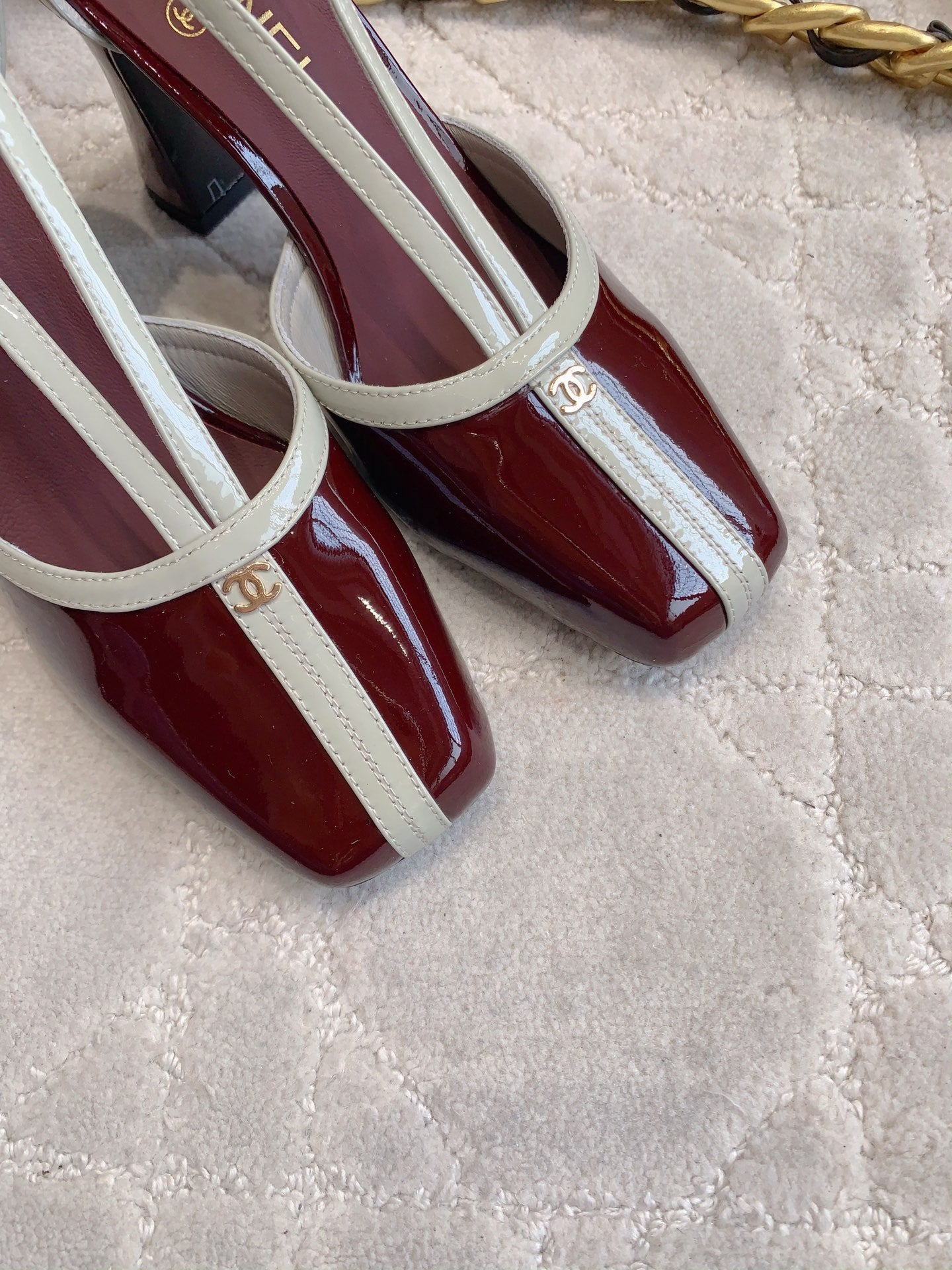 CC FW26 Square Cap Toe Slingback 8.5cm White Burgundy Patent Leather 723688