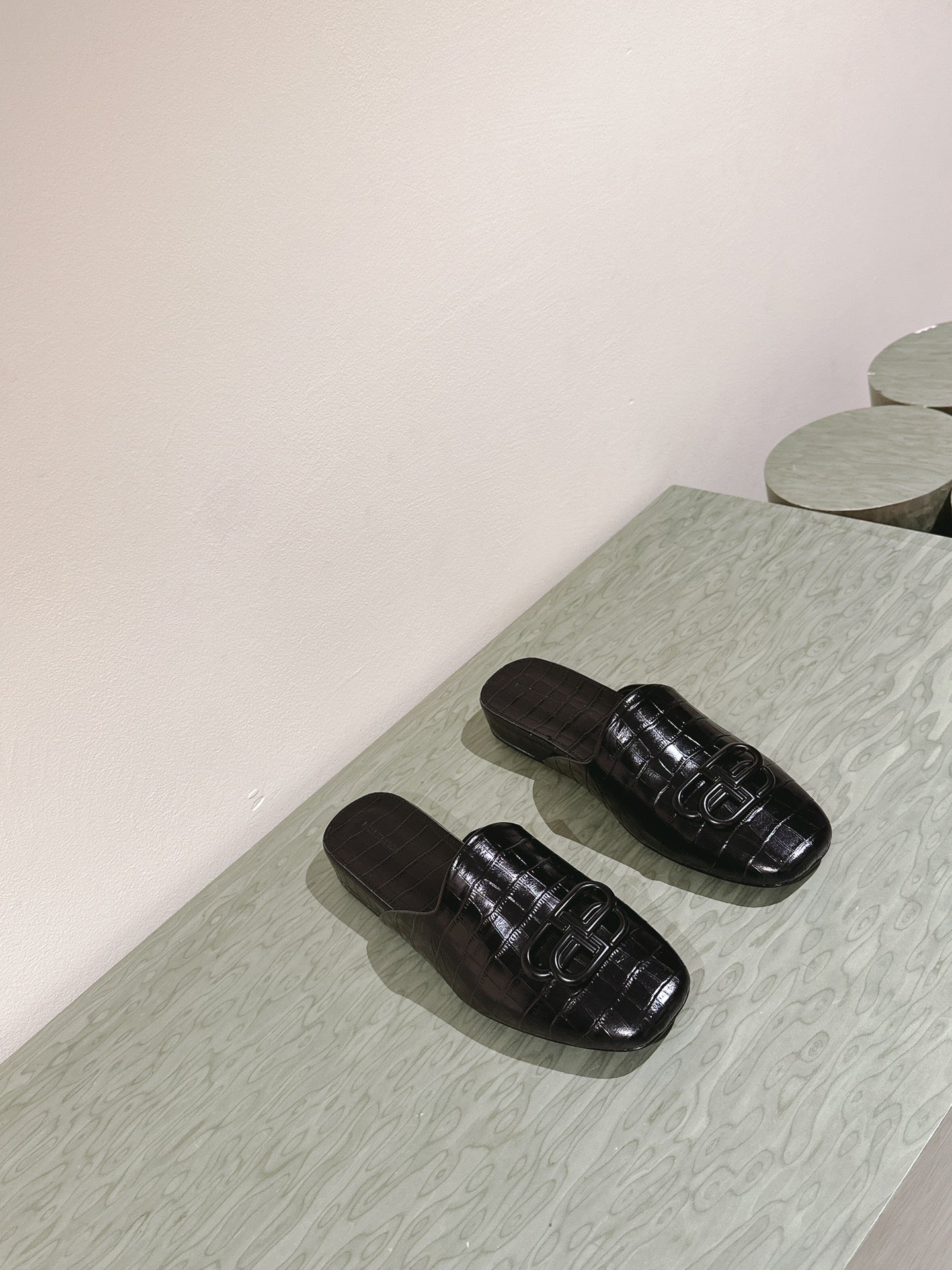 FLAT MULES IN BLACK CROCODILE EMBOSSED GLOSSY CALFSKIN