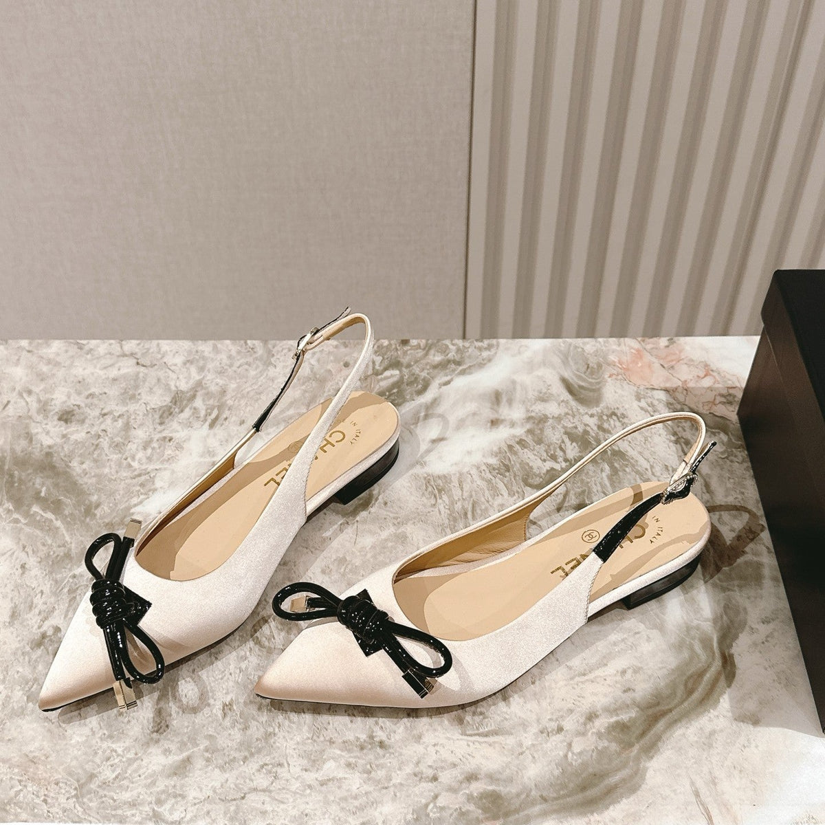 CC 25ss Bow Tie Slingbacks 20mm Beige Satin & Patent Leather 447410