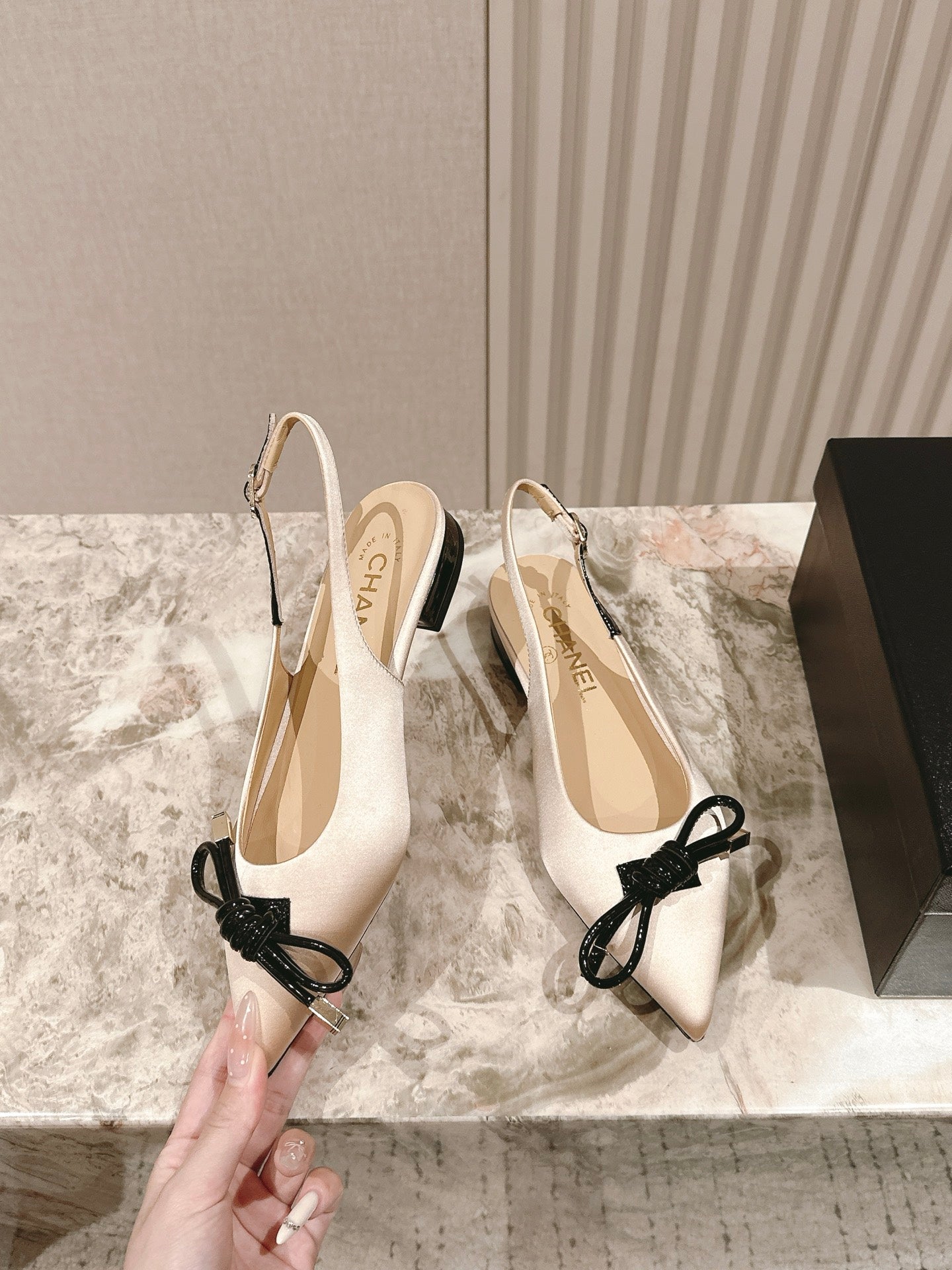 CC 25ss Bow Tie Slingbacks 20mm Beige Satin & Patent Leather 447410