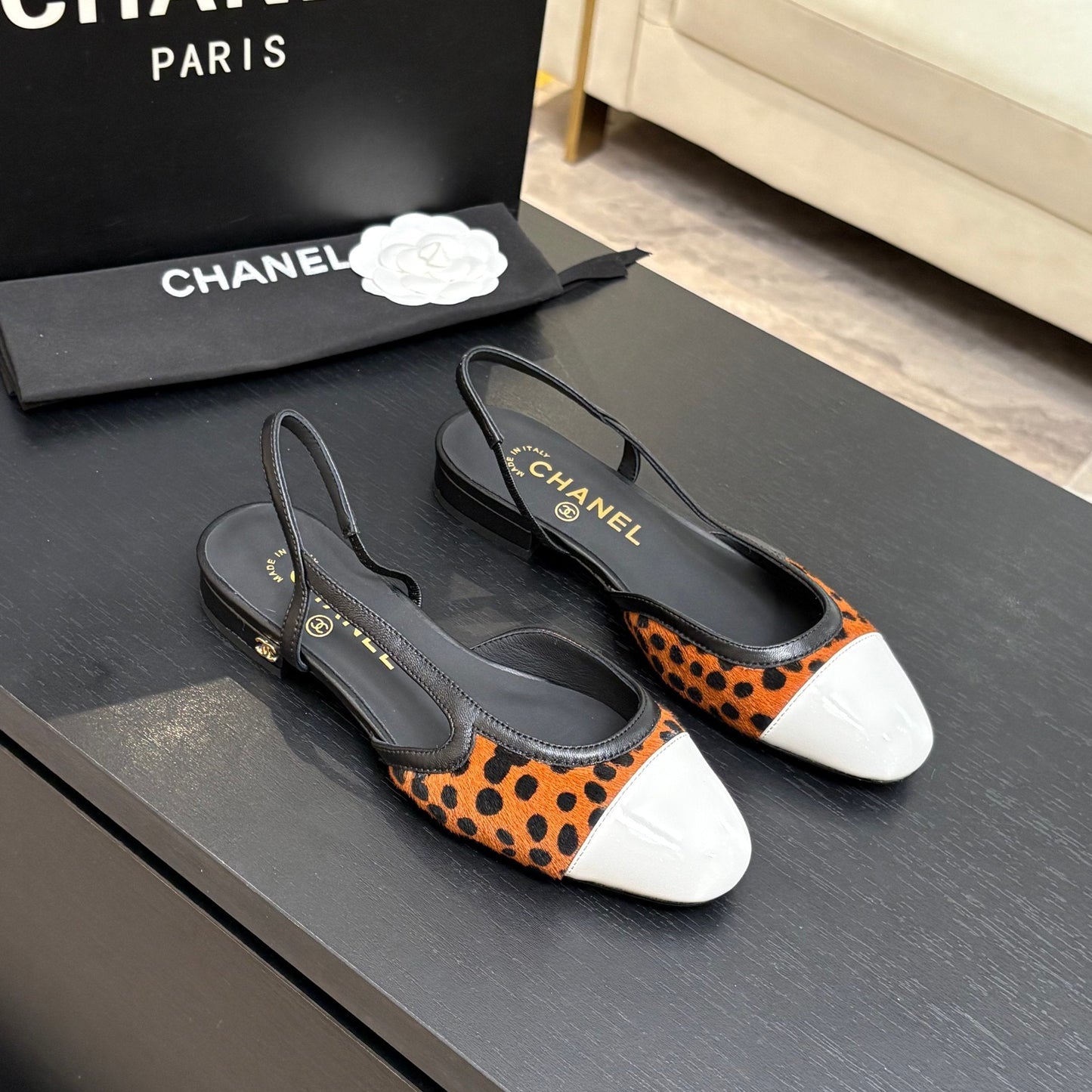 CC 26s Classic Slingback Flat Black Orange White Horsehair Patent Leather 907629