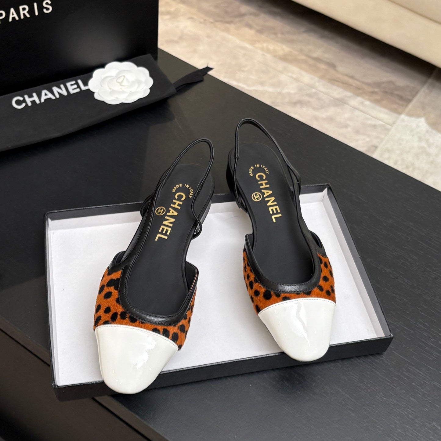 CC 26s Classic Slingback Flat Black Orange White Horsehair Patent Leather 907629