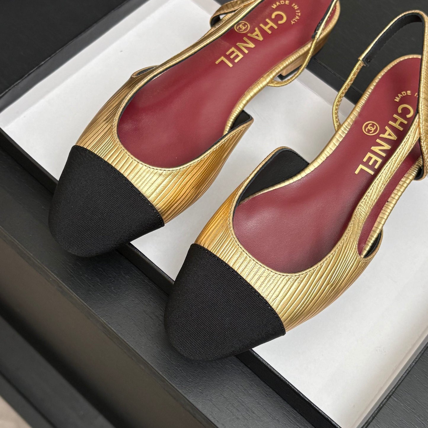 CC 26s Classic Slingback Flat Yellow Black Patent Leather 907640