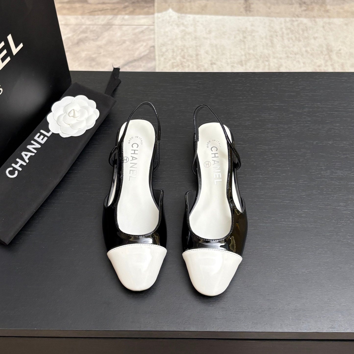 CC 26s Classic Slingback Flat White Black Patent Leather 907641