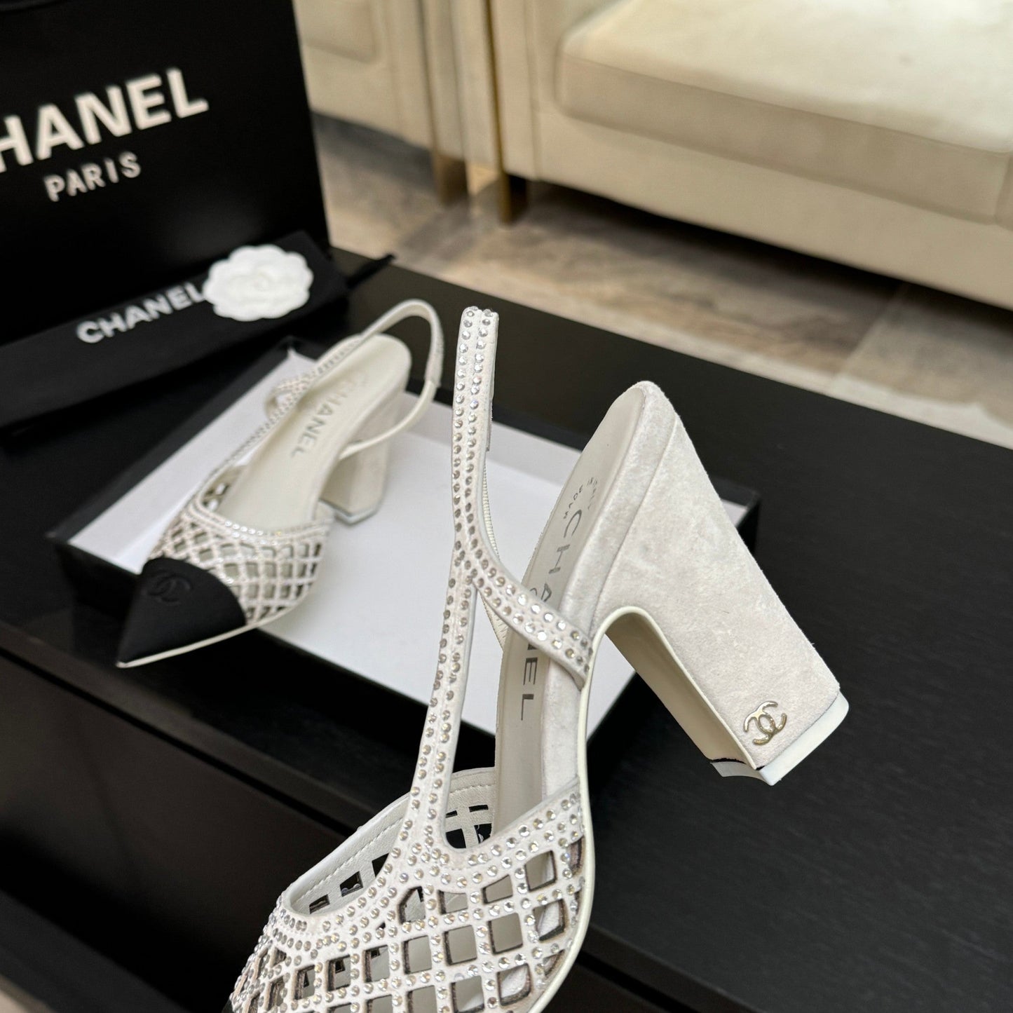 CC 26s Rhinestone Pointed-Toe Shoe White Black Leather Canvas 907706
