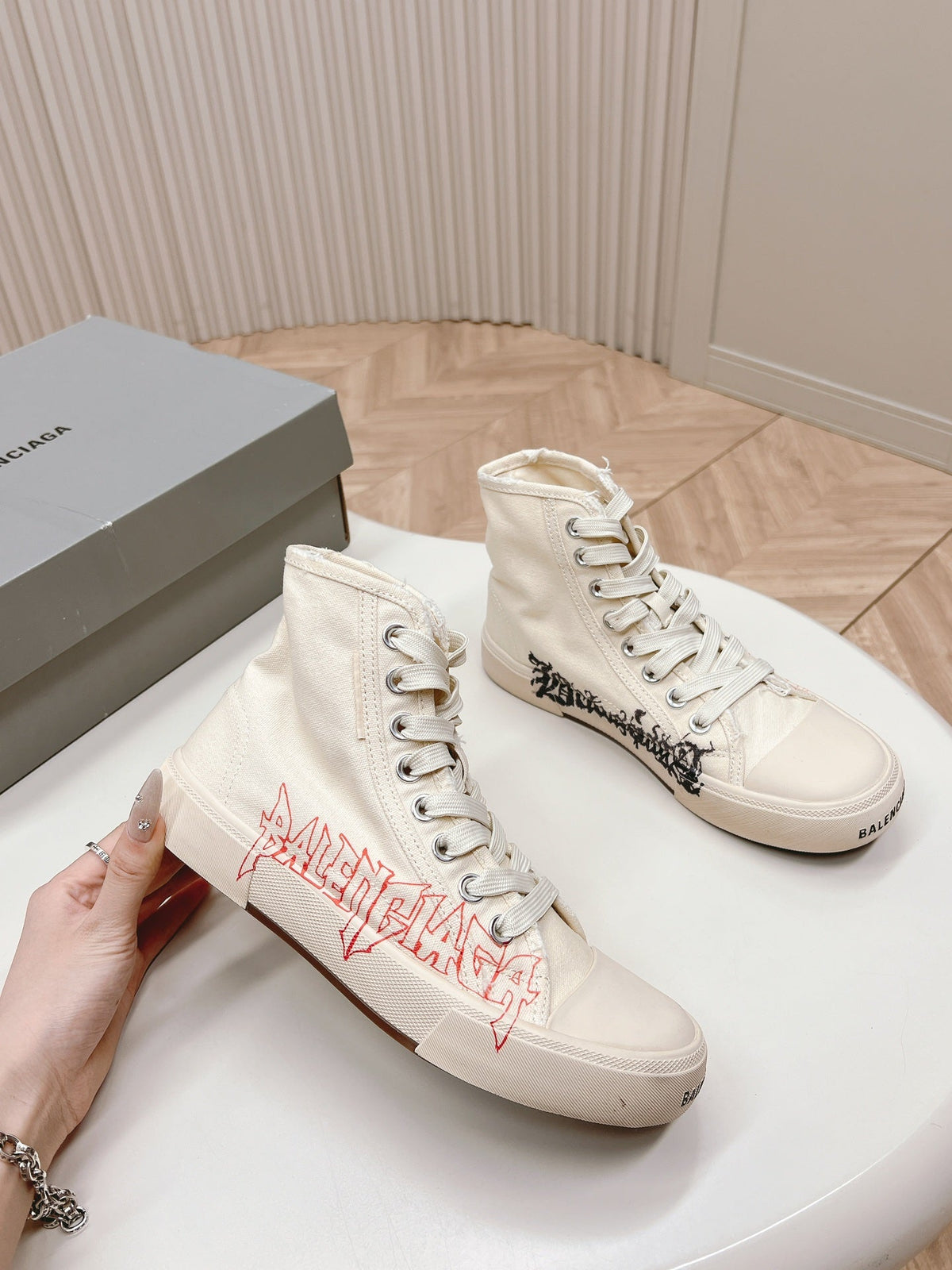 HIGH-TOP SNEAKERS GRAFFITI IN WHITE CANVAS