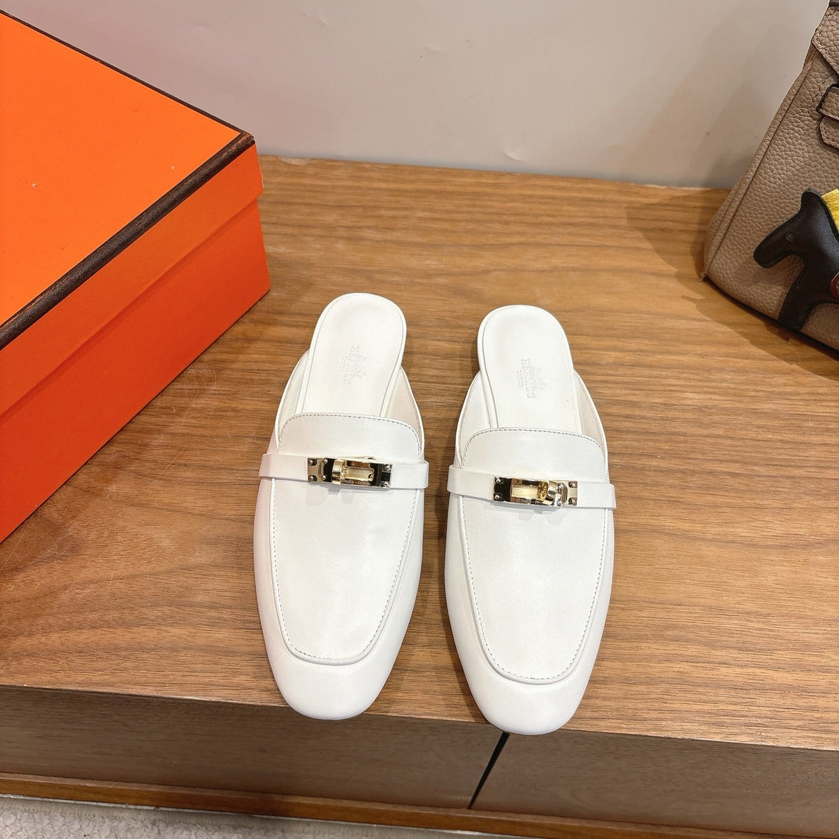 HM 26ss Mule White Calfskin Gold Buckle 638468