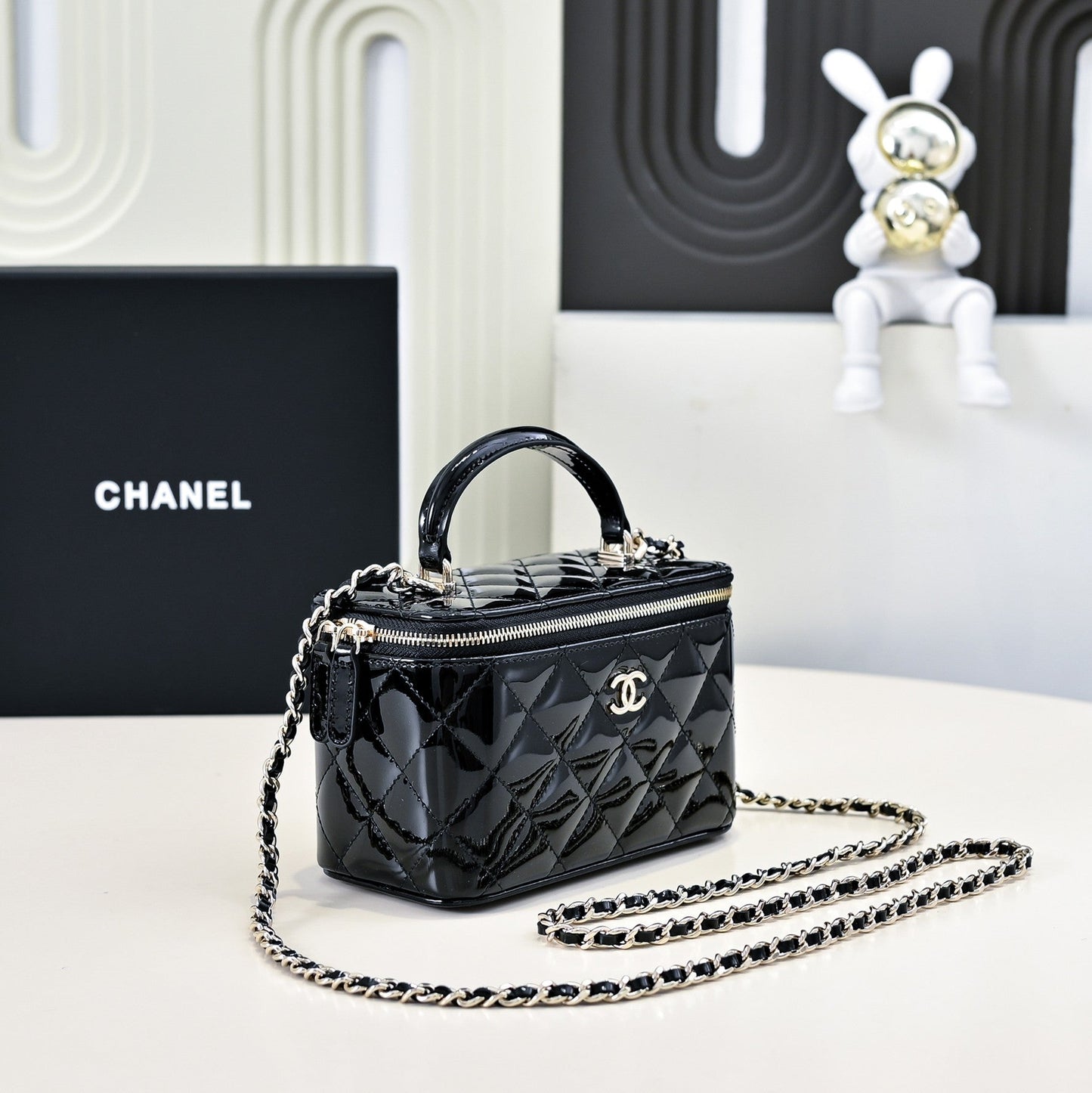 CC 24P Vanity Top Handle 16.5cm Black Patent Calfskin Light Gold Hardware