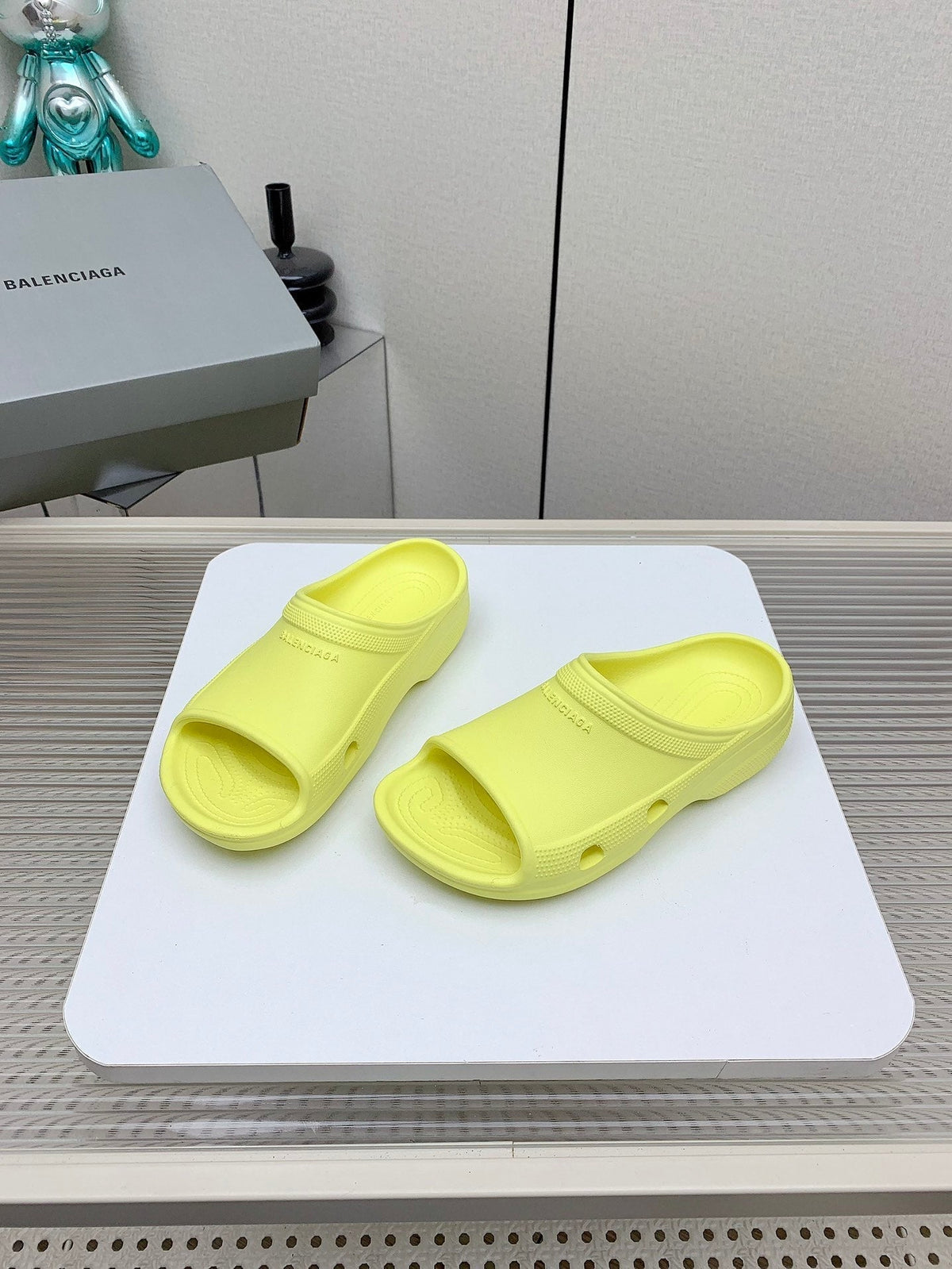 POOL CROCS IN MANZ YELLOW RUBBER