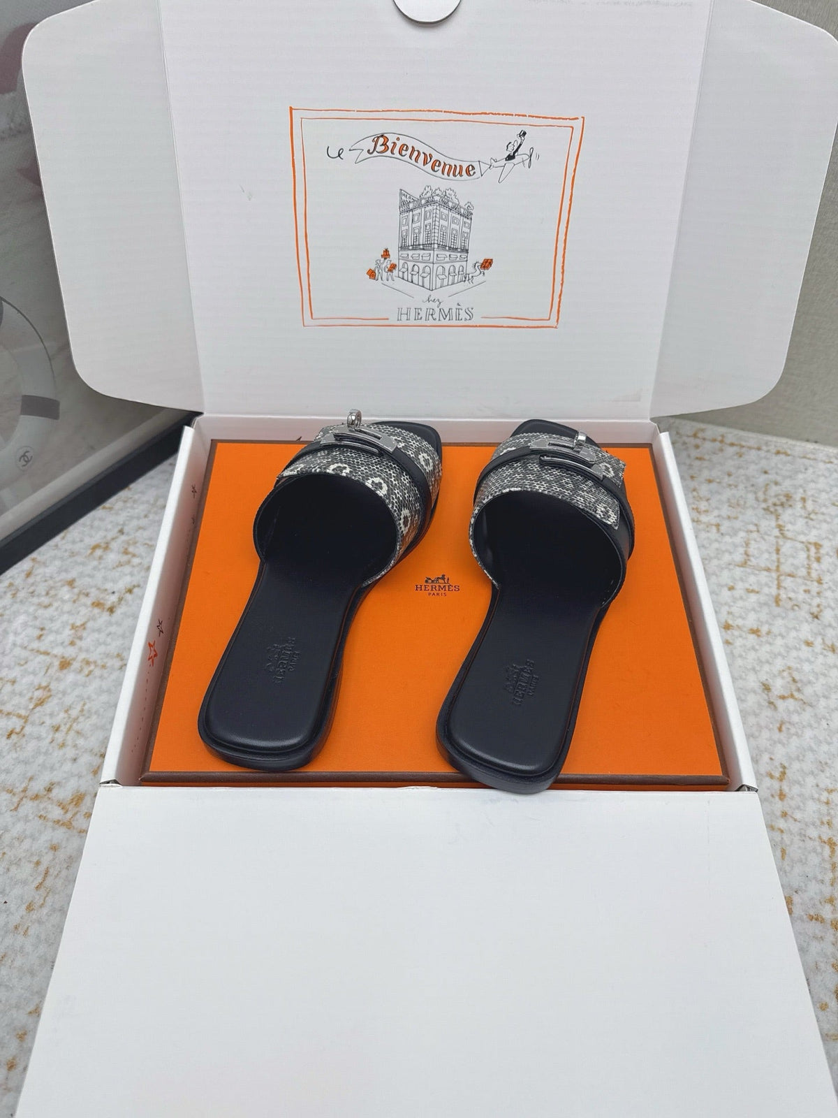 HM 26ss Slippers Gray Black Cowhide Sliver Buckle 625154