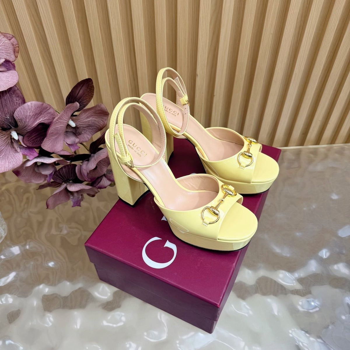 GG 26s Horsebit Platform Sandals 11cm Light Yellow Patent Leather 886499
