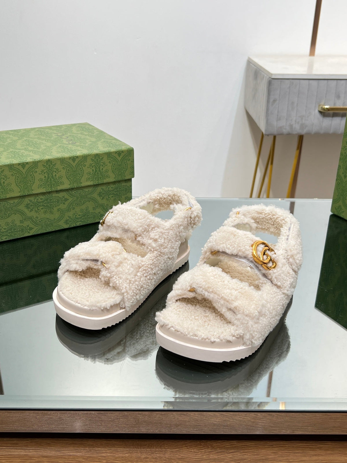 DAD SANDALS IN WHITE FLEECE