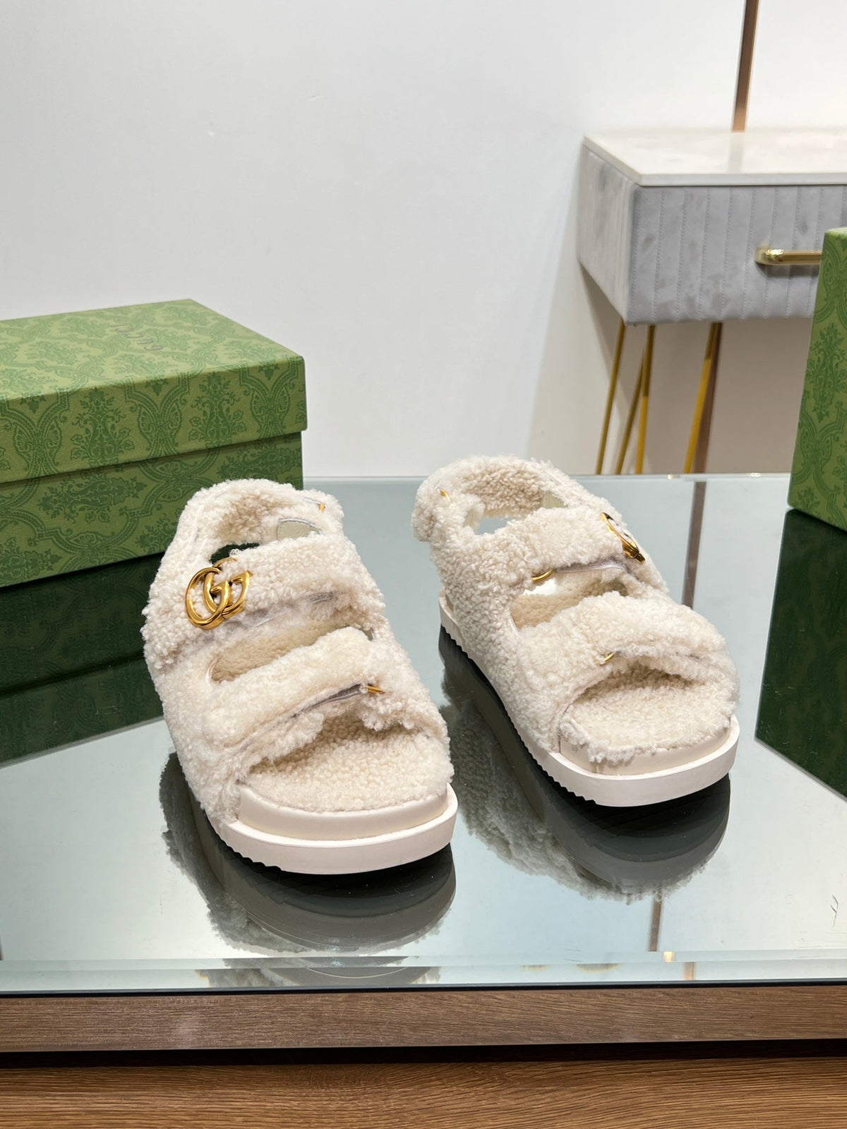 DAD SANDALS IN WHITE FLEECE