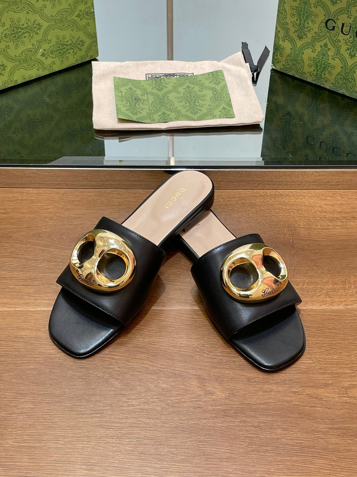 FLAT MULE IN BLACK CALFSKIN