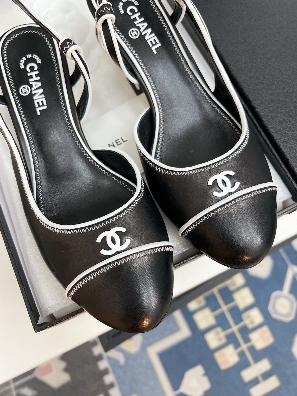 CC Slingback Heels With White Contrast Stitching Black Lambskin 476710