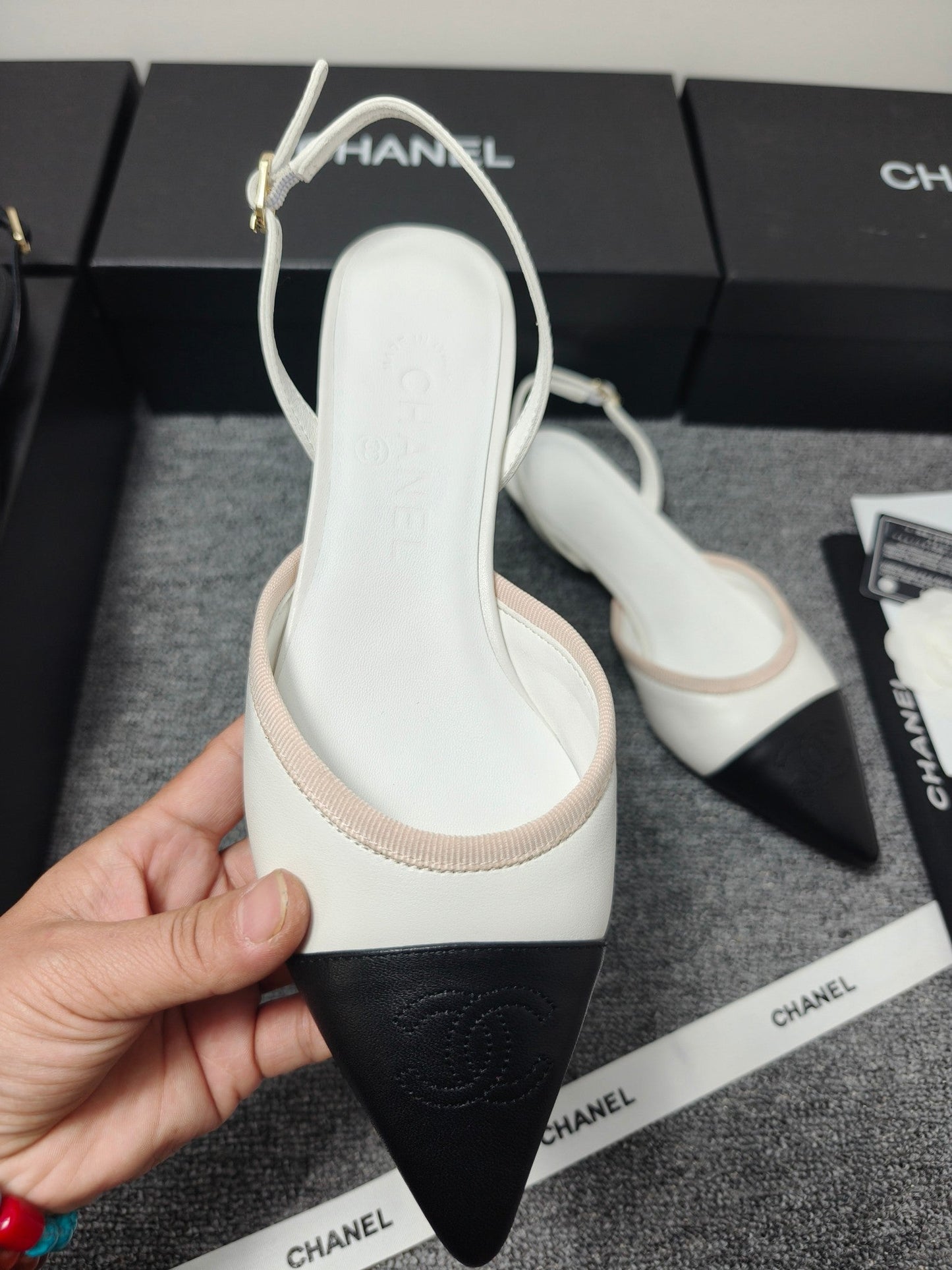 CC 26s Slingback Pointed Black White Leather 681975