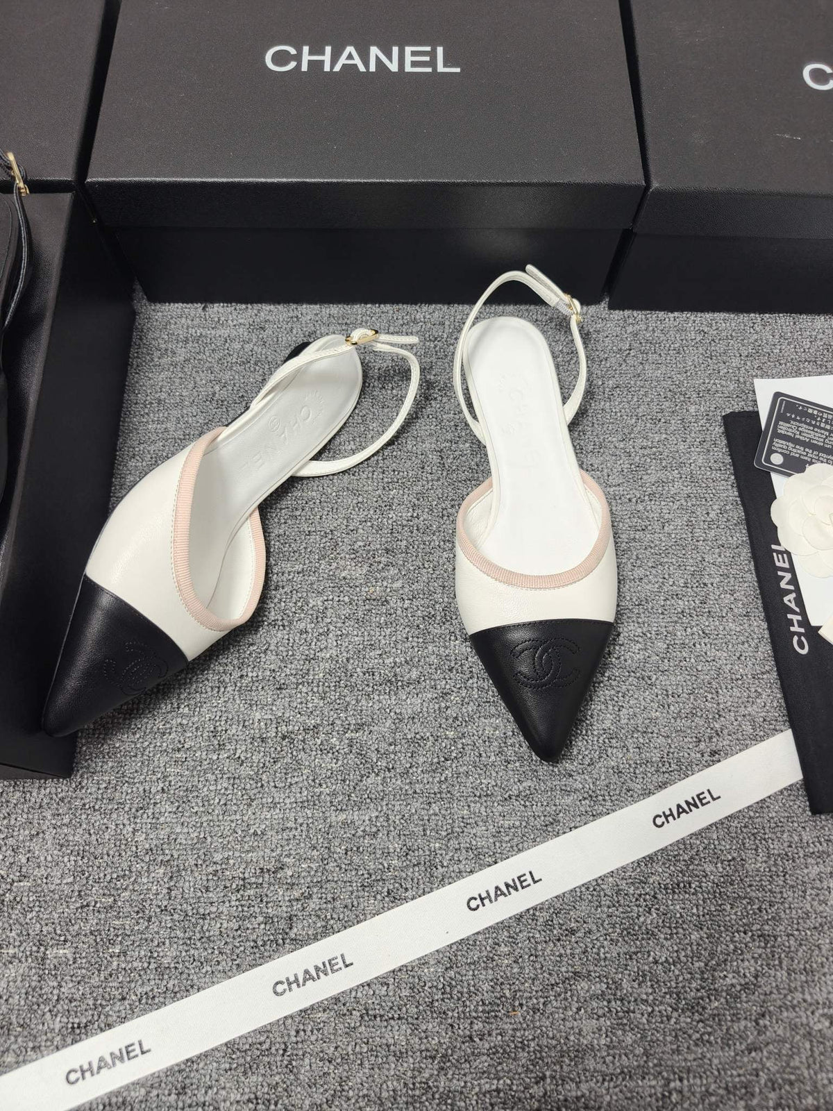 CC 26s Slingback Pointed Black White Leather 681975