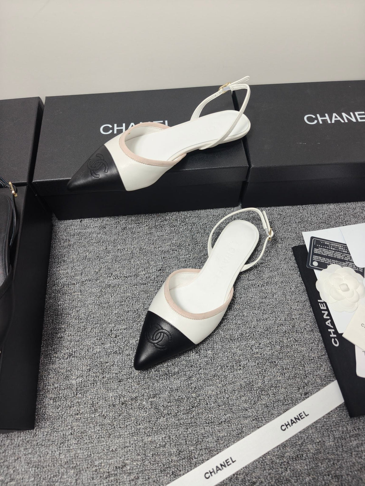 CC 26s Slingback Pointed Black White Leather 681975