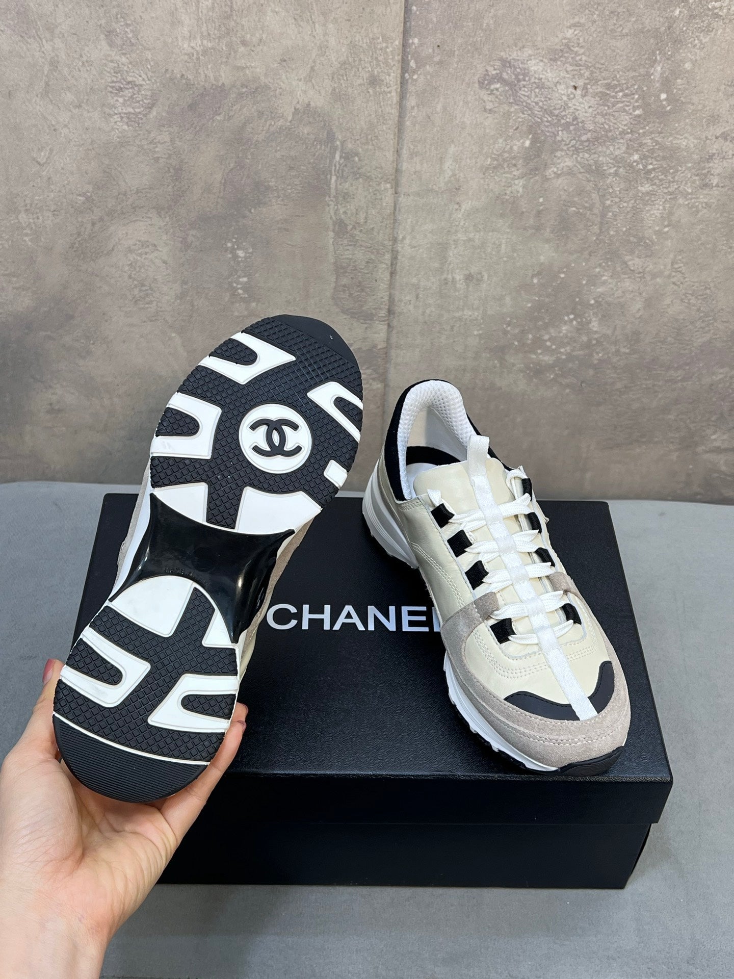 CC 26s Runner CC Logo Sneakers In Beige And Grey Calfskin