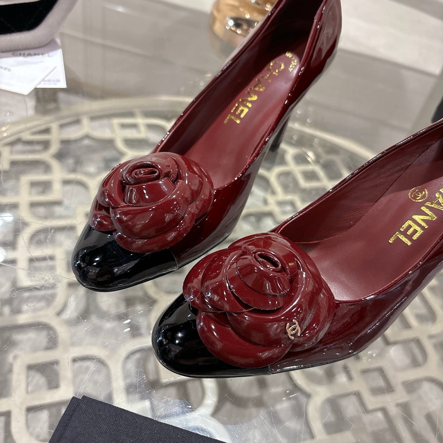 CC 26s Camellia Round Toe Pump 8.5cm Black Burgundy Patent Leather 736531