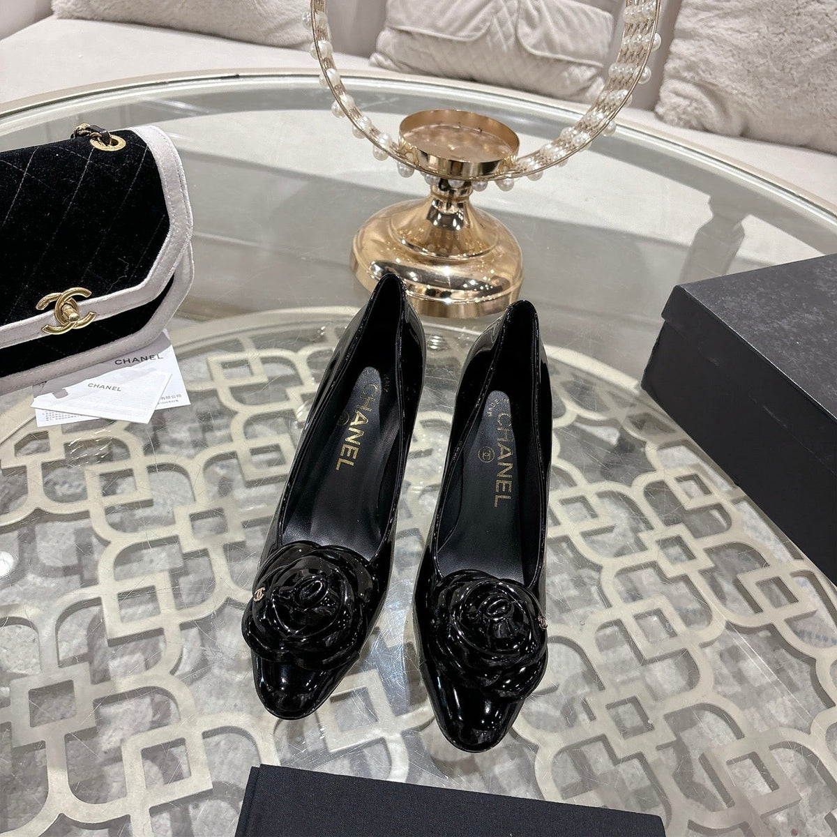 CC 26s Camellia Round Toe Pump 8.5cm Black Patent Leather 736532