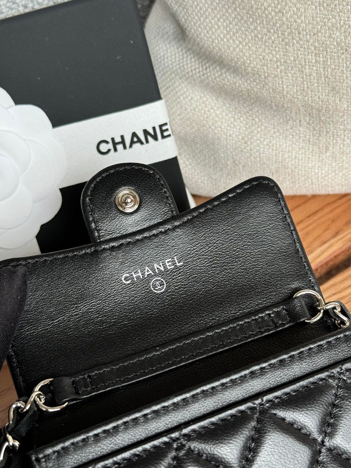 CC 24 Classic Wallet On Chain 11cm Black Sliver Metal Lamskin 240660