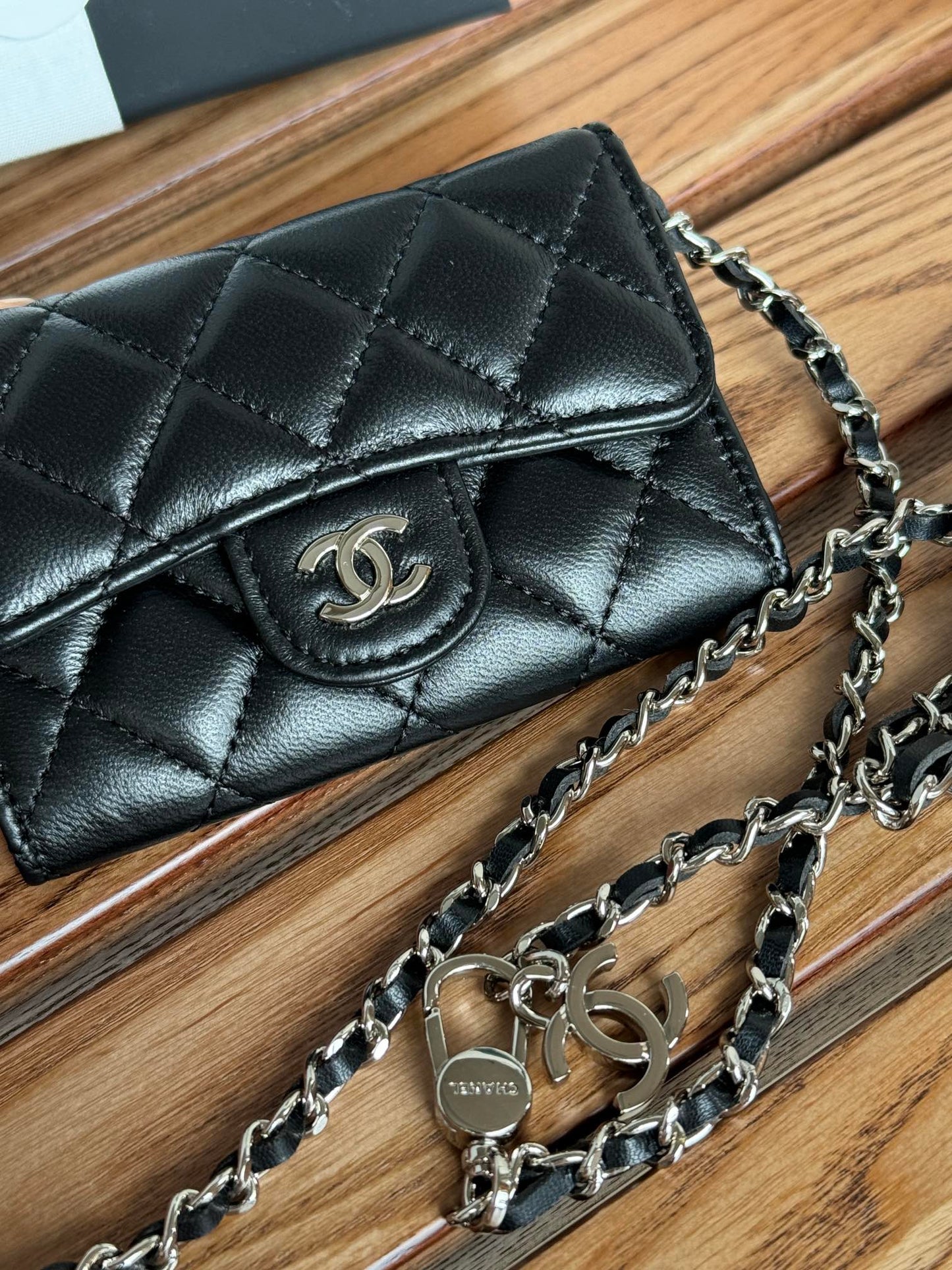 CC 24 Classic Wallet On Chain 11cm Black Sliver Metal Lamskin 240660