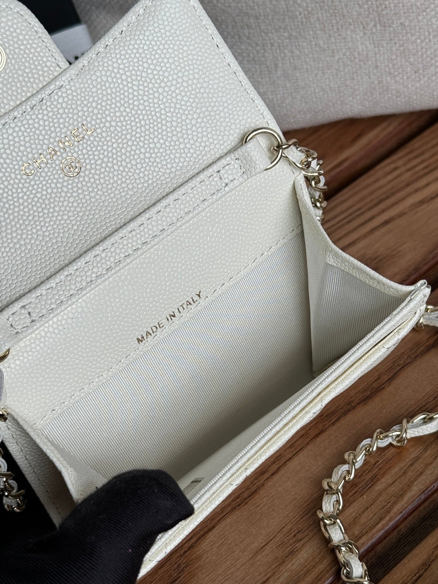 CC 24 Classic Wallet On Chain 11cm White Caviar Leather 240674
