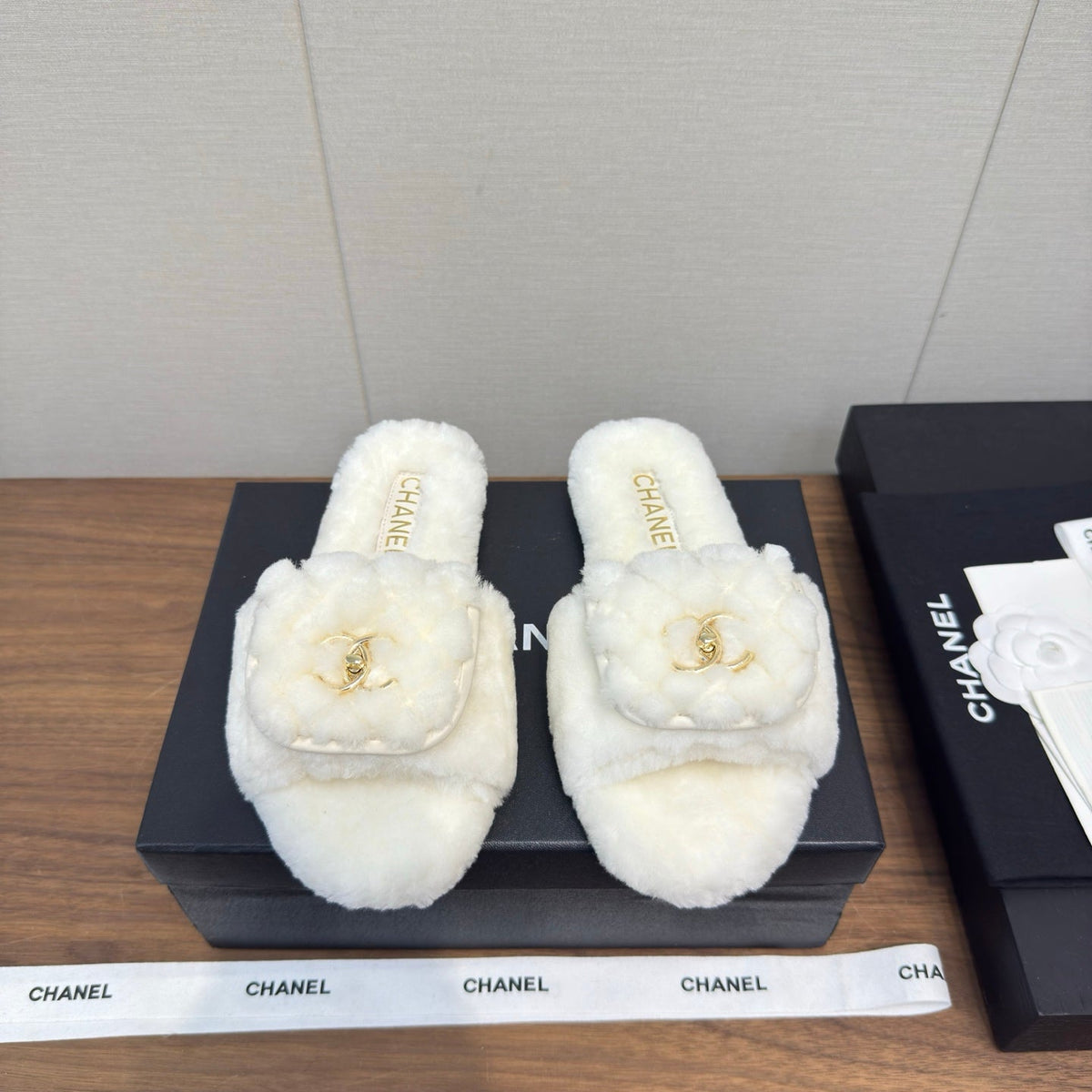 Chanel 25 Slipper White Smooth Lambwool 465603