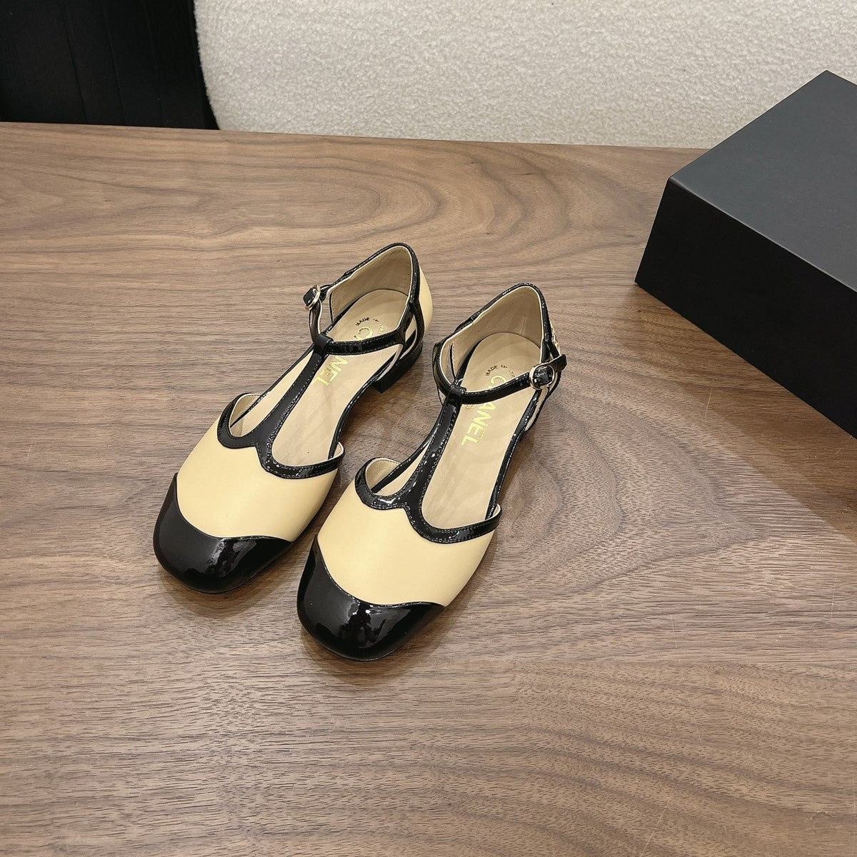CC 26s Mary Jane Black Beige Lambskin Patent Leather 915323