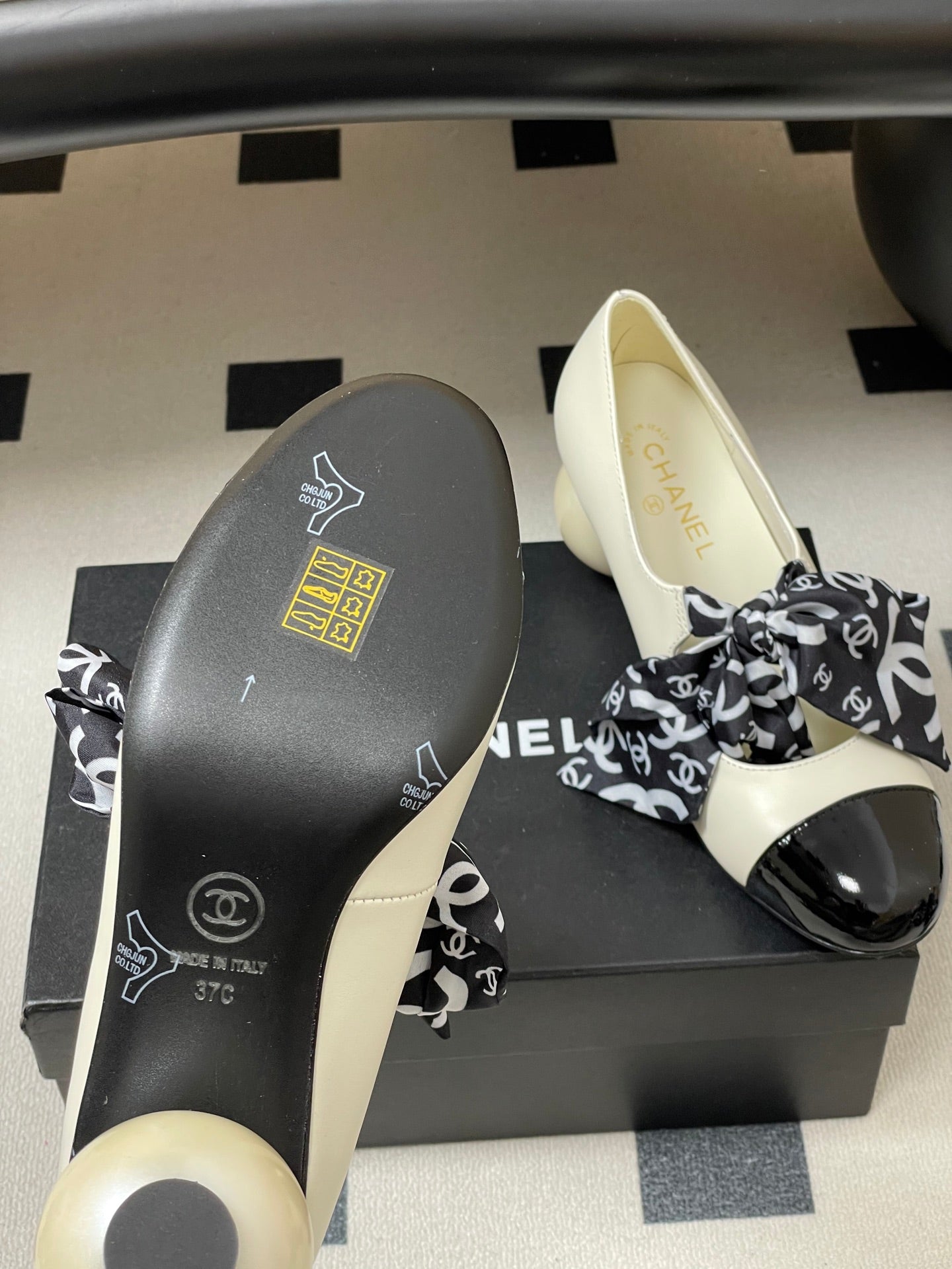 CC 26 Double C Pearl Heel Pump With Silk Ribbon White Black Sheepskin 593157