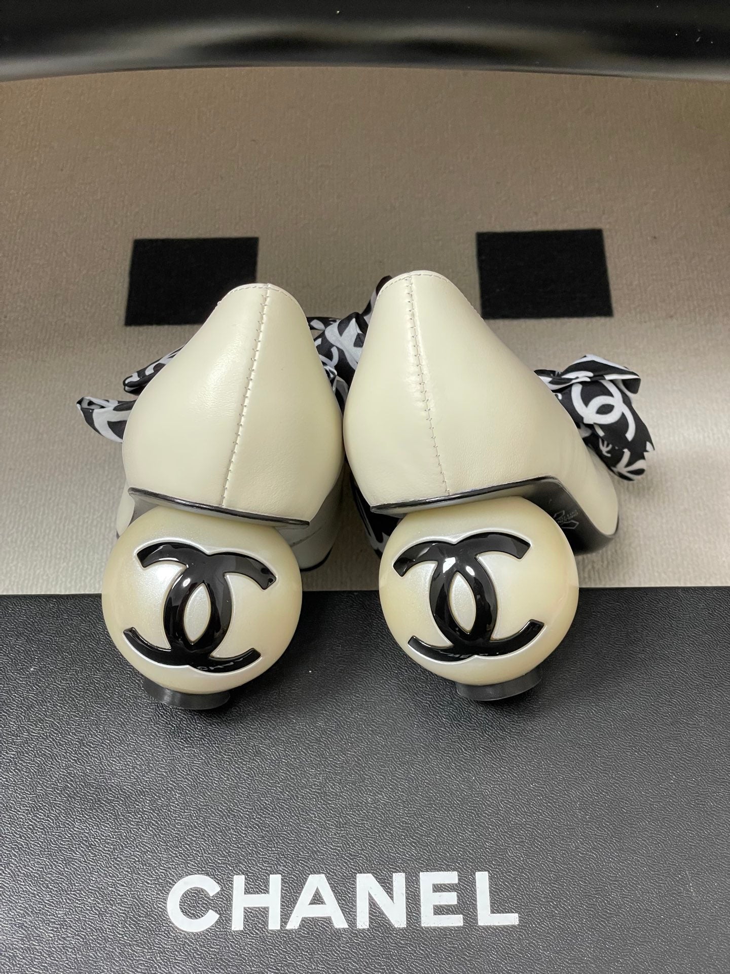 CC 26 Double C Pearl Heel Pump With Silk Ribbon White Black Sheepskin 593157