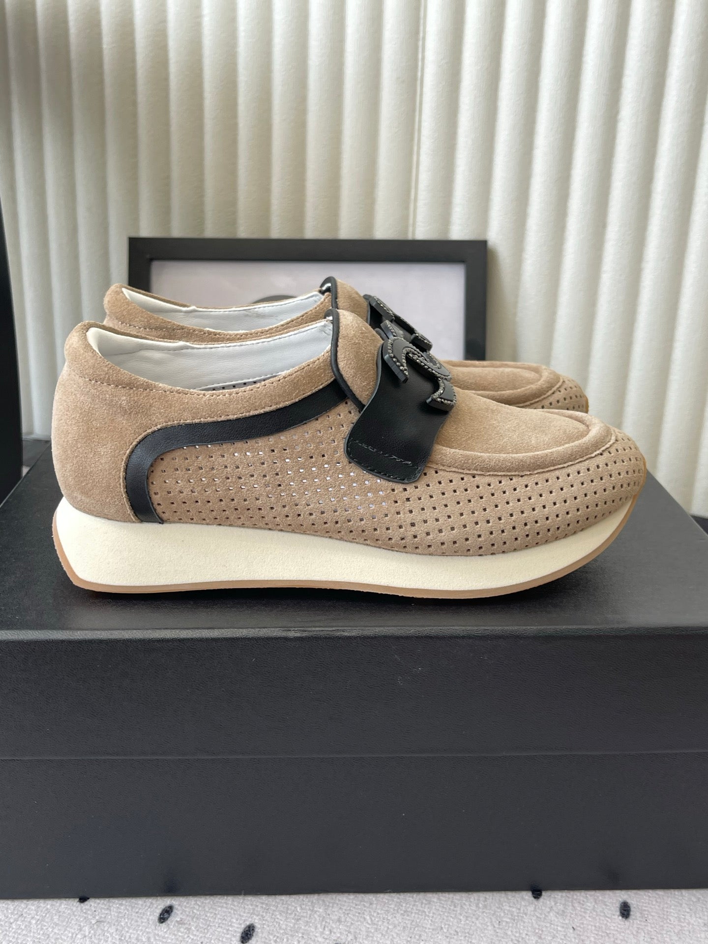 CC 26s Casual Sneakers Beige Suede 892522