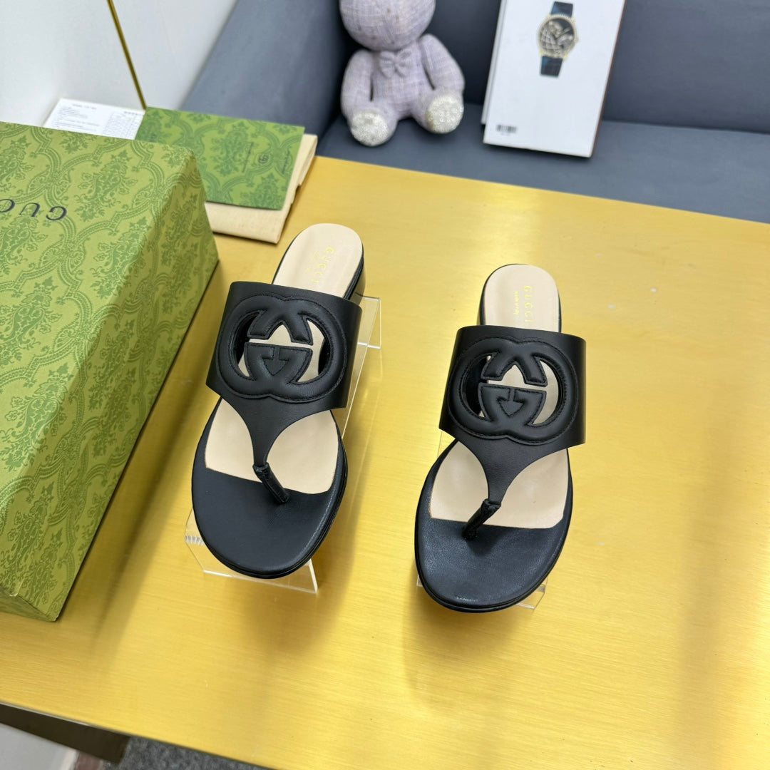 BLONDIE THONG SANDAL IN BLACK LAMBSKIN
