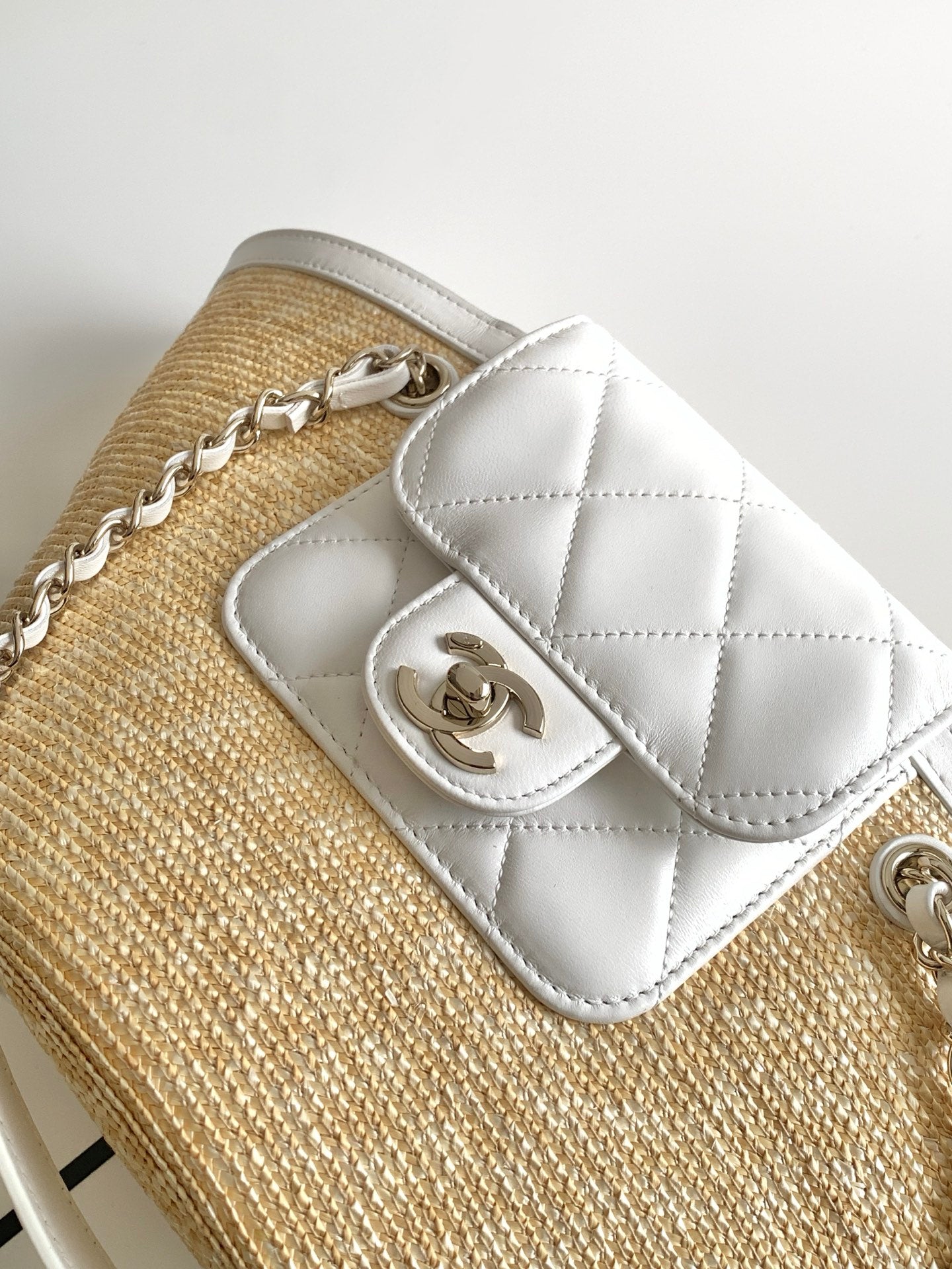 CC 2026 Medium Shopping Bag Beige White Straw Calfskin