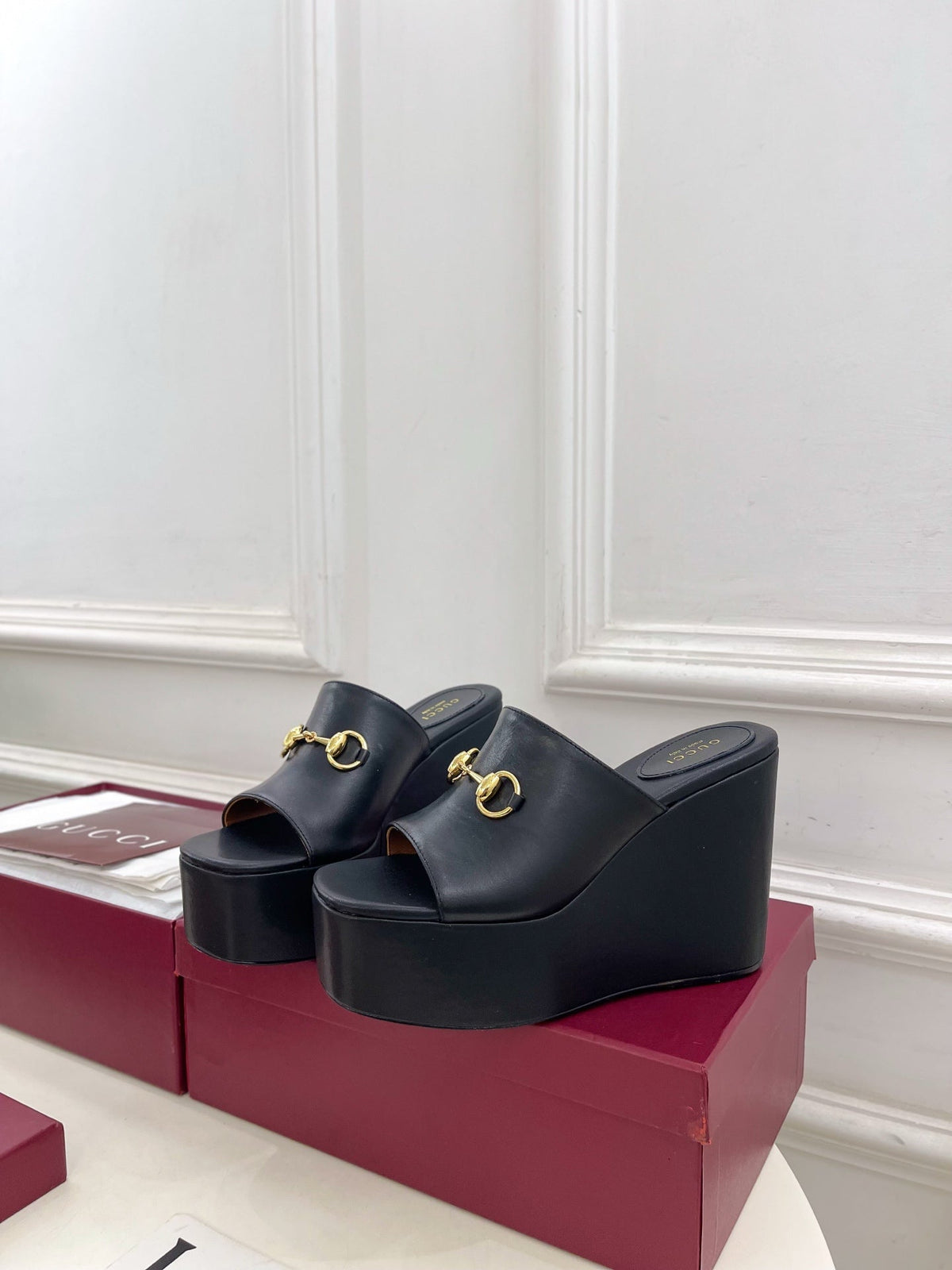GC Wedge With Horsebit Sandal Black Leather 640268