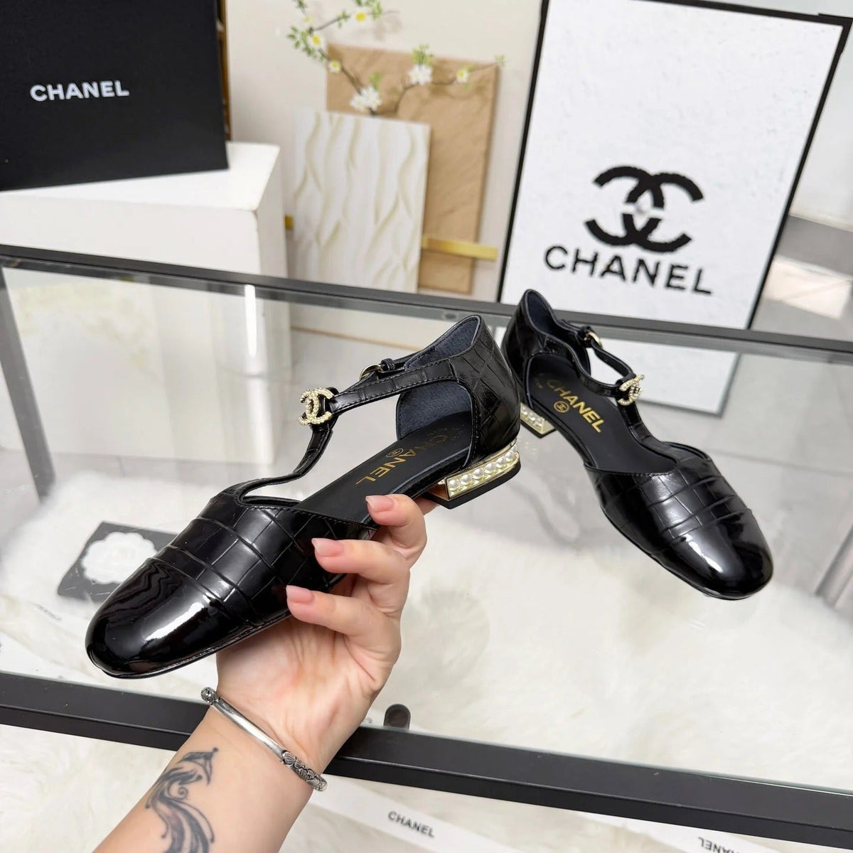 CC 26s Flat Sandals Black Cowhide Patent Leather 183576