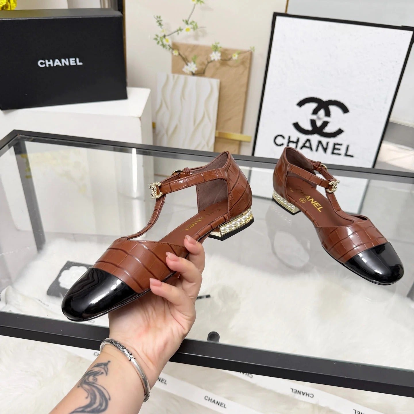 CC 26s Flat Sandals Brown Black Cowhide Patent Leather 183572