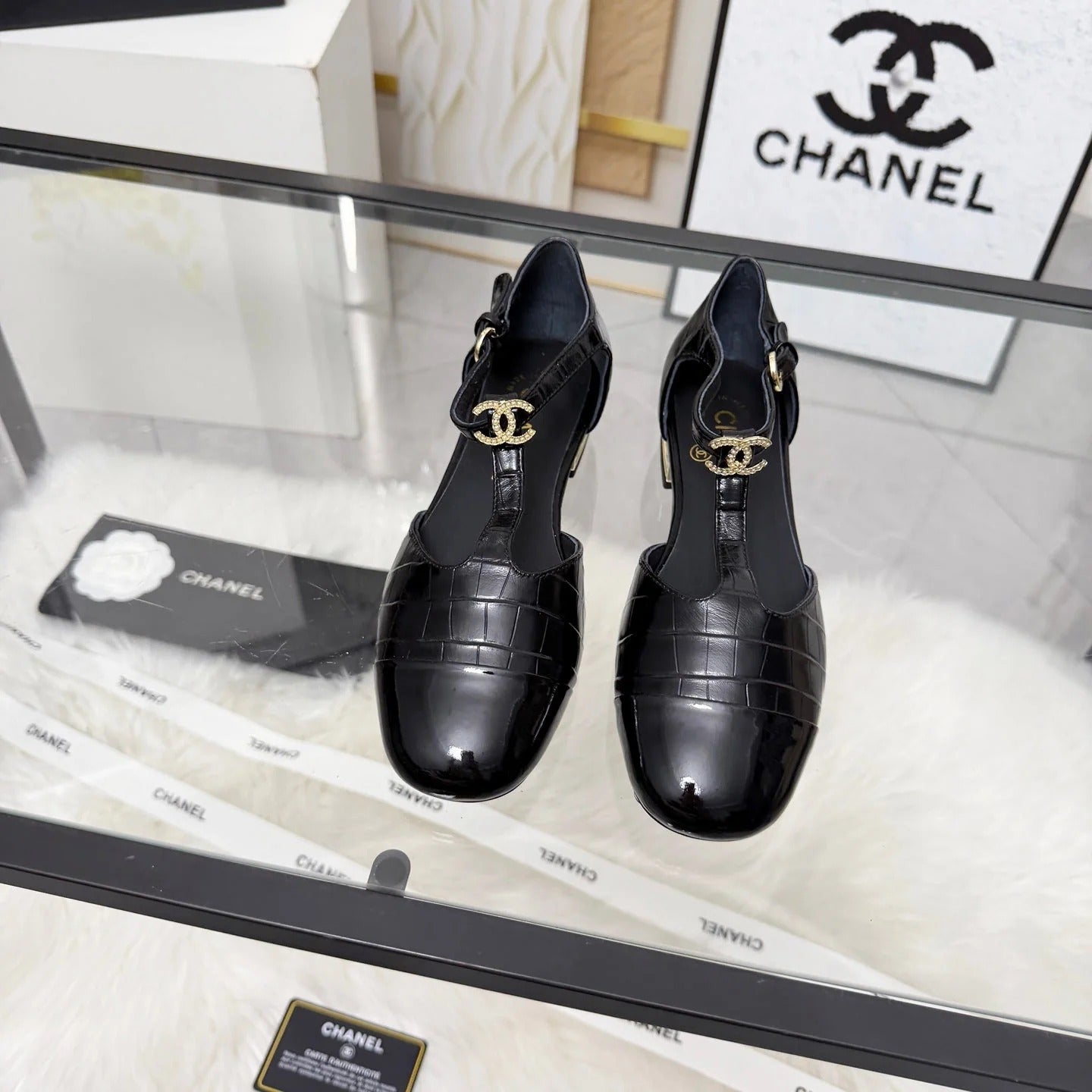 CC 26s Flat Sandals Black Cowhide Patent Leather 183576