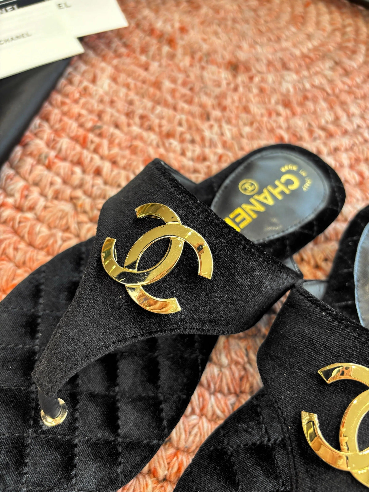 CC 26s Thong Sandals Black Suede Leather 648262