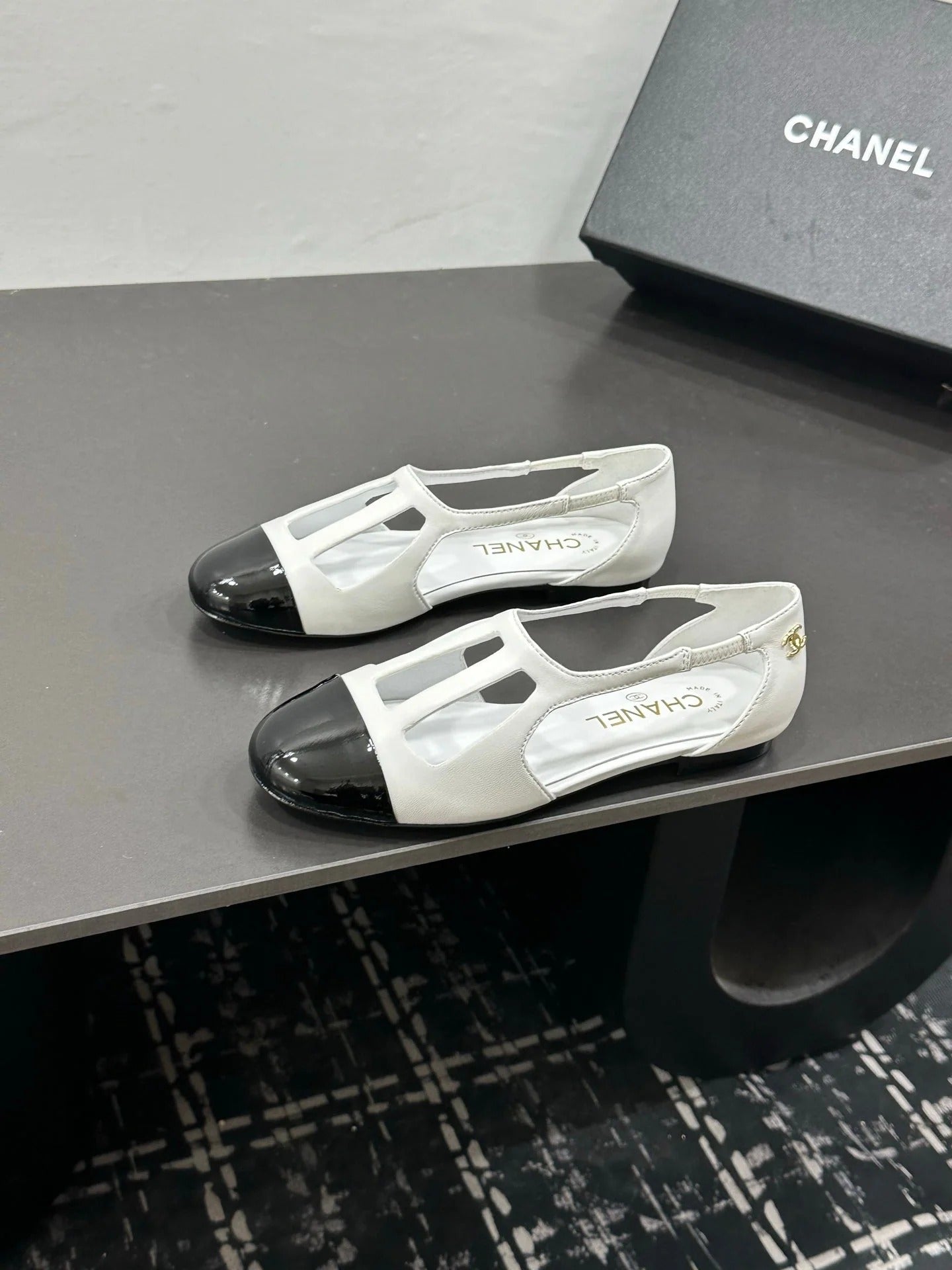 Chanel 2026 Flat Sandals Leather Sheepskin 832561