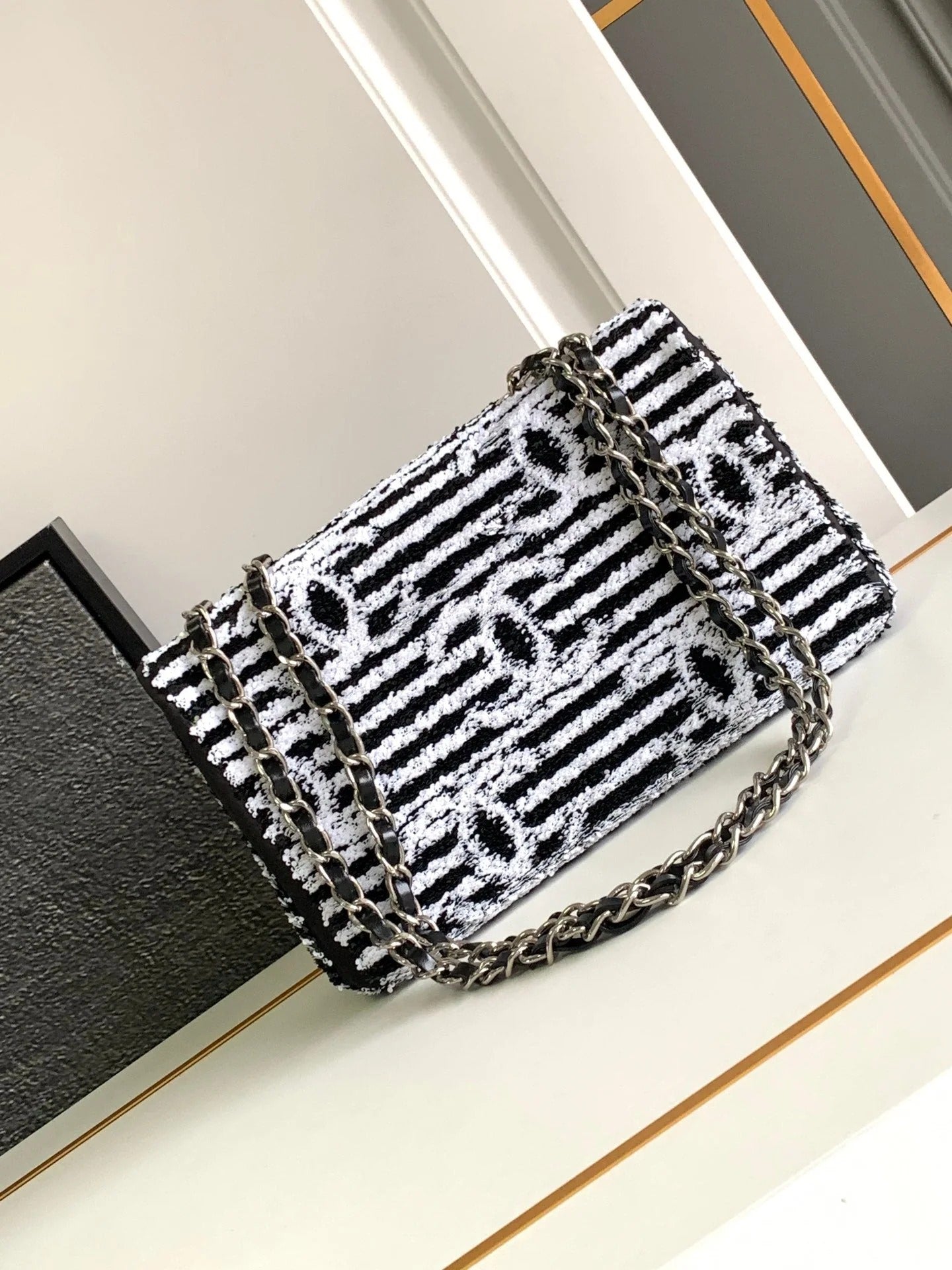 CC  25S FLAP BAG 25 CM IN WHITE MIX BLACK SEQUINS