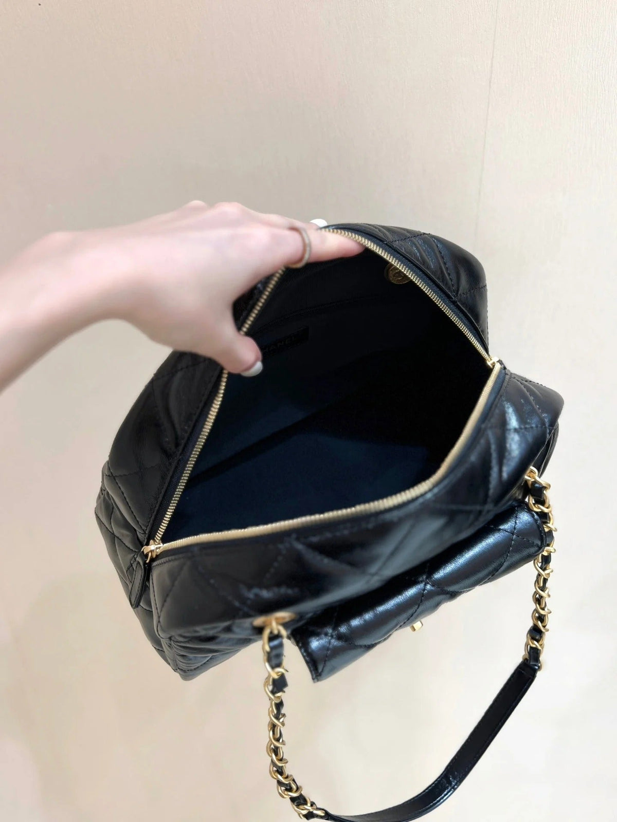 QUILTED BOWLING BAG 33 IN BLACK LAMBSKIN GOLD HARDWARE